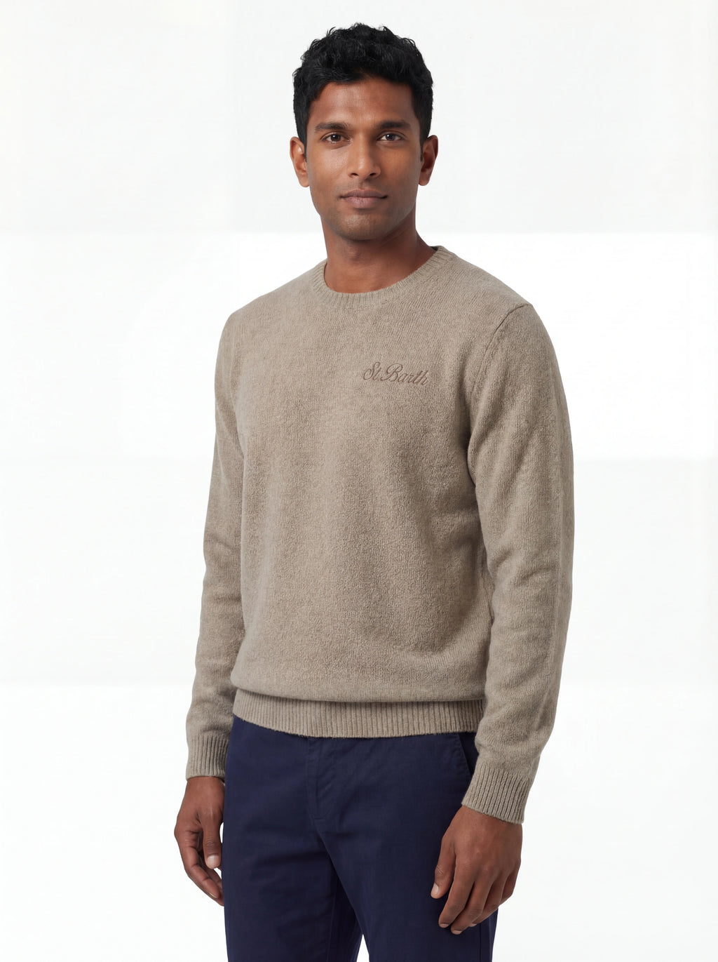 Modello indossa frontalmente maglione girocollo beige Saint Barth Regentstrech in alpaca stretch