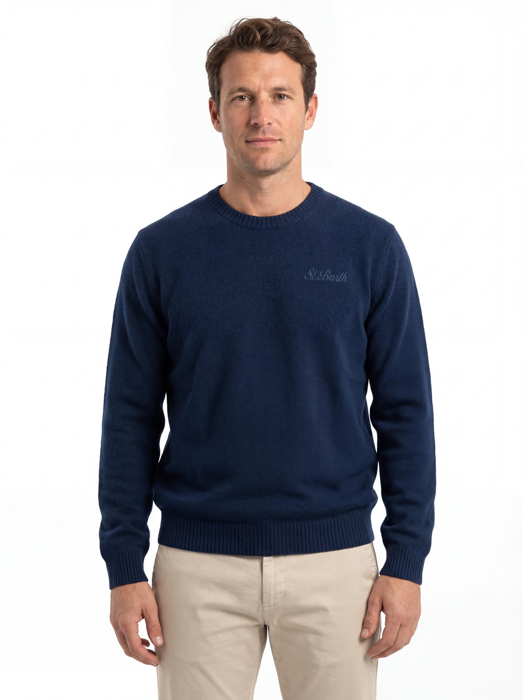 Modello indossa frontalmente maglione girocollo blu Saint Barth Regentstrech in alpaca stretch
