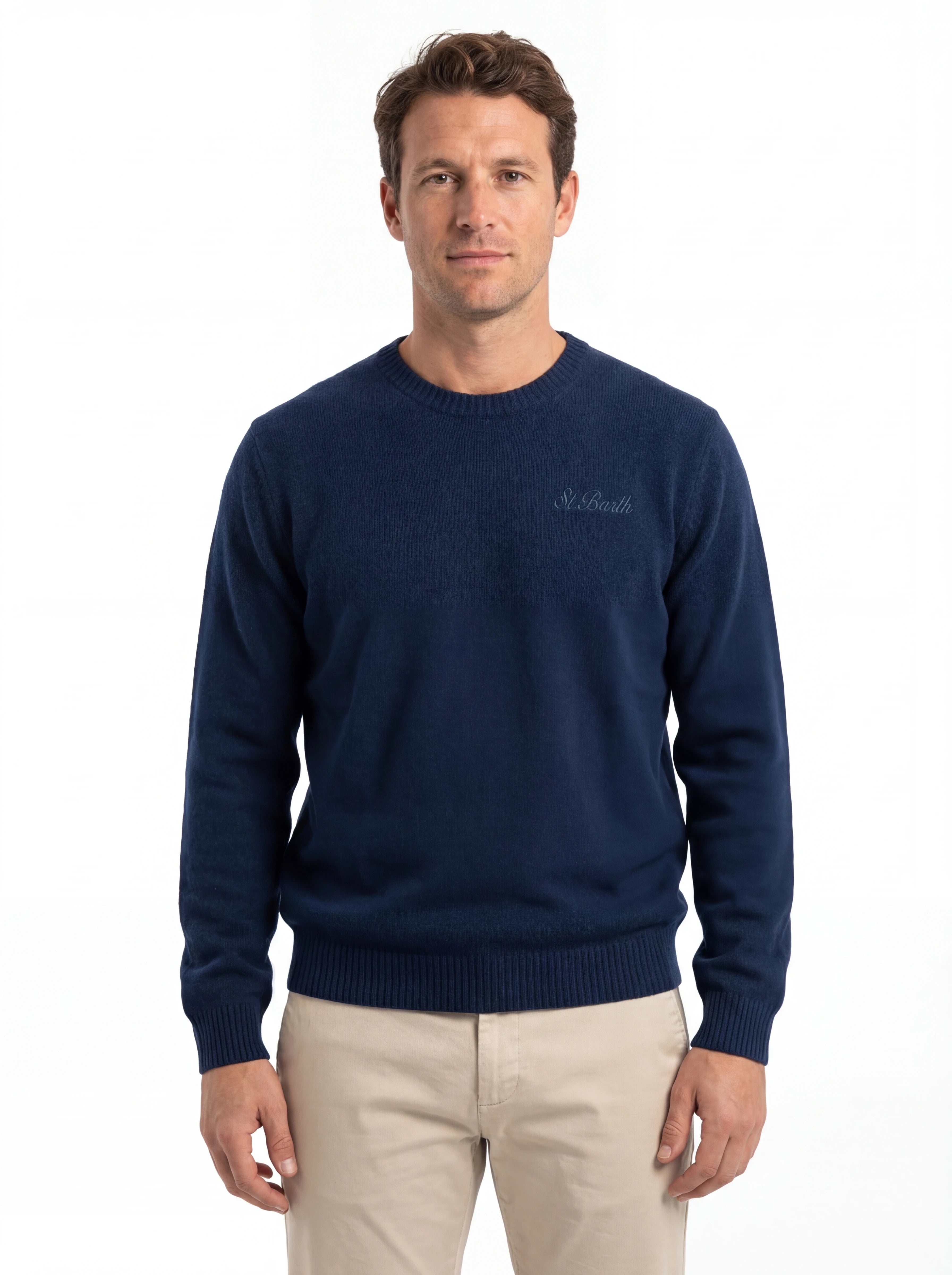 Modello indossa frontalmente maglione girocollo blu Saint Barth Regentstrech in alpaca stretch