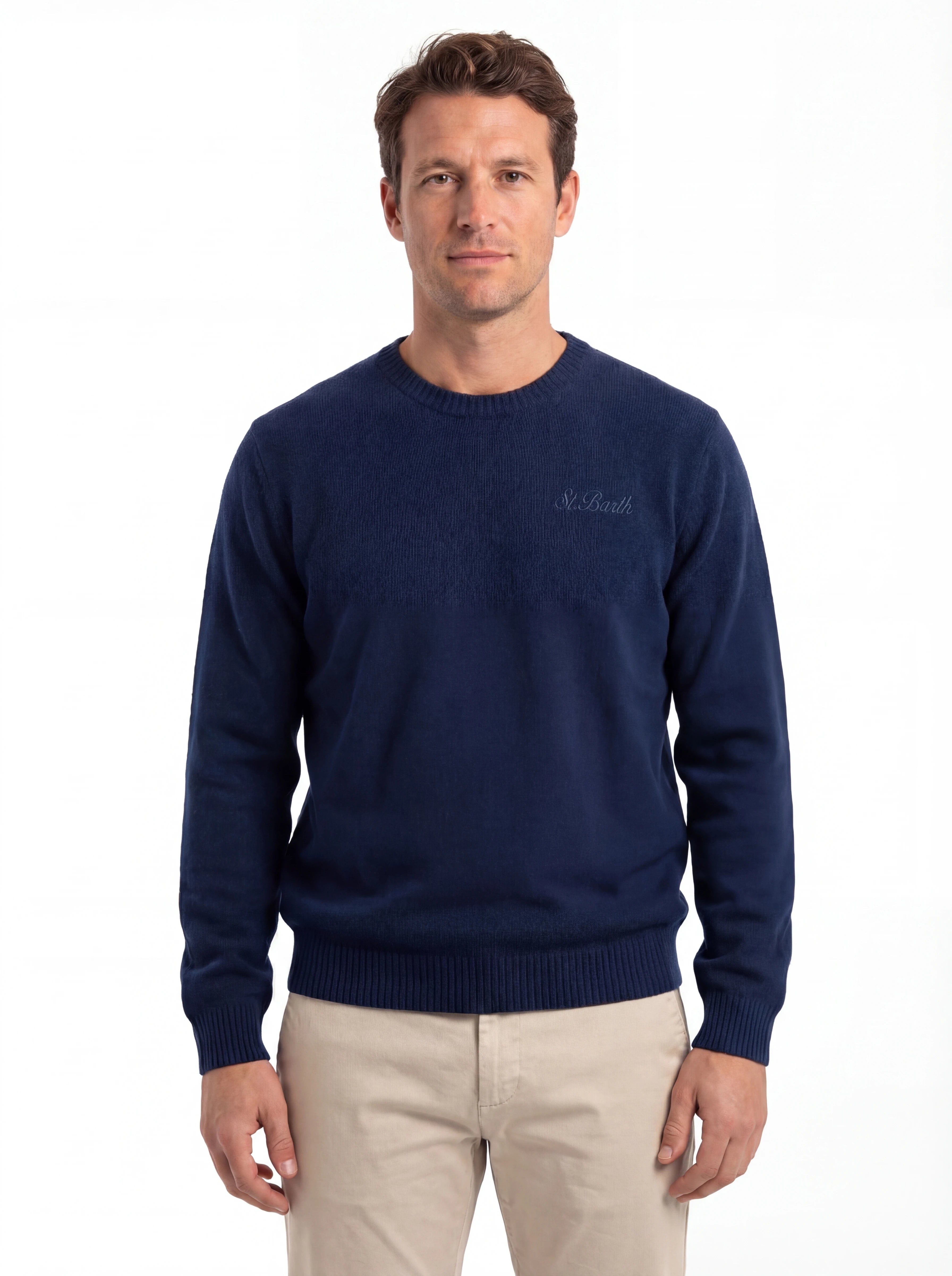 Modello indossa a 45 gradi maglione girocollo blu Saint Barth Regentstrech in alpaca stretch