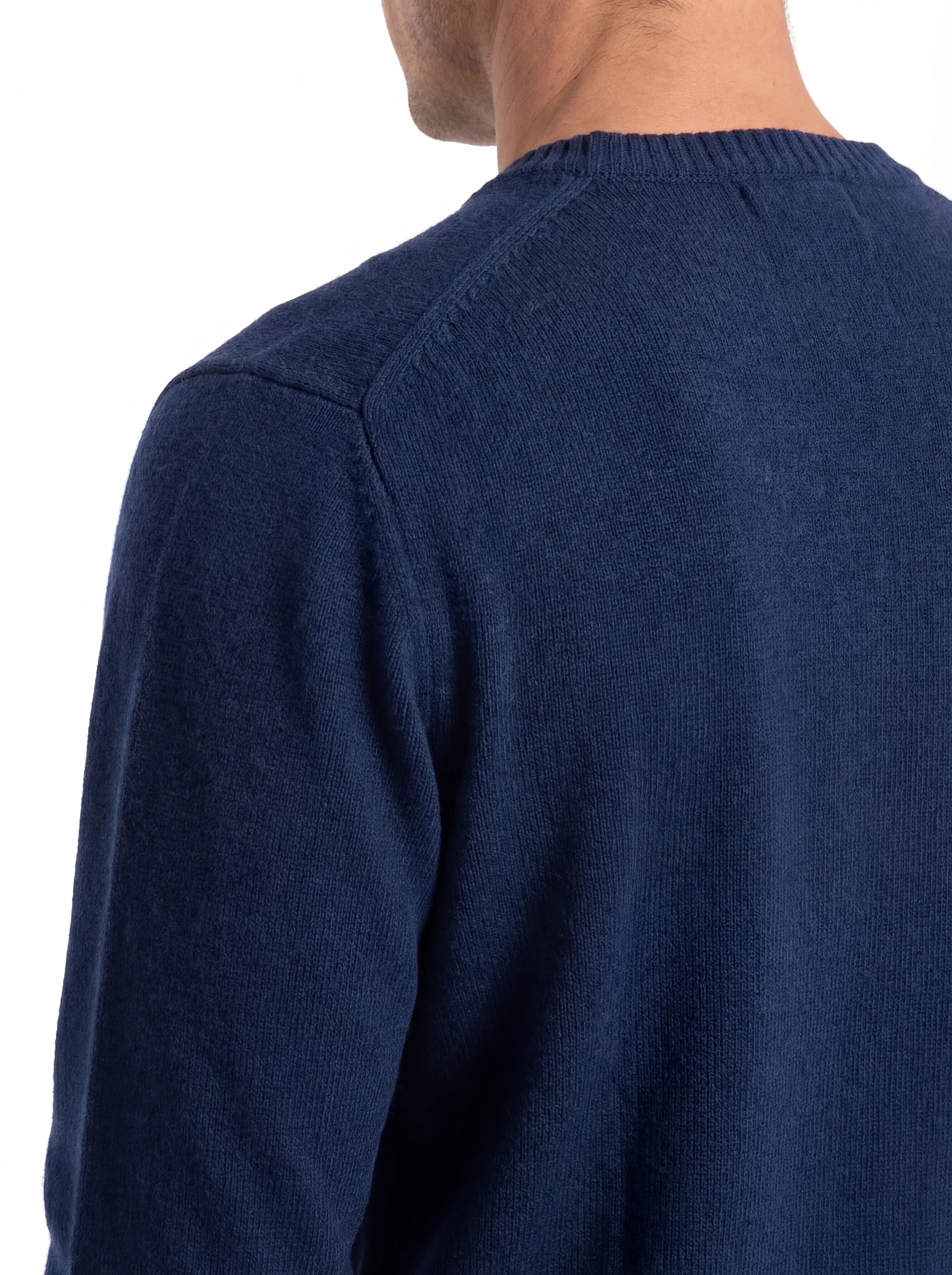 Modello visto da dietro maglione girocollo blu Saint Barth Regentstrech in alpaca stretch