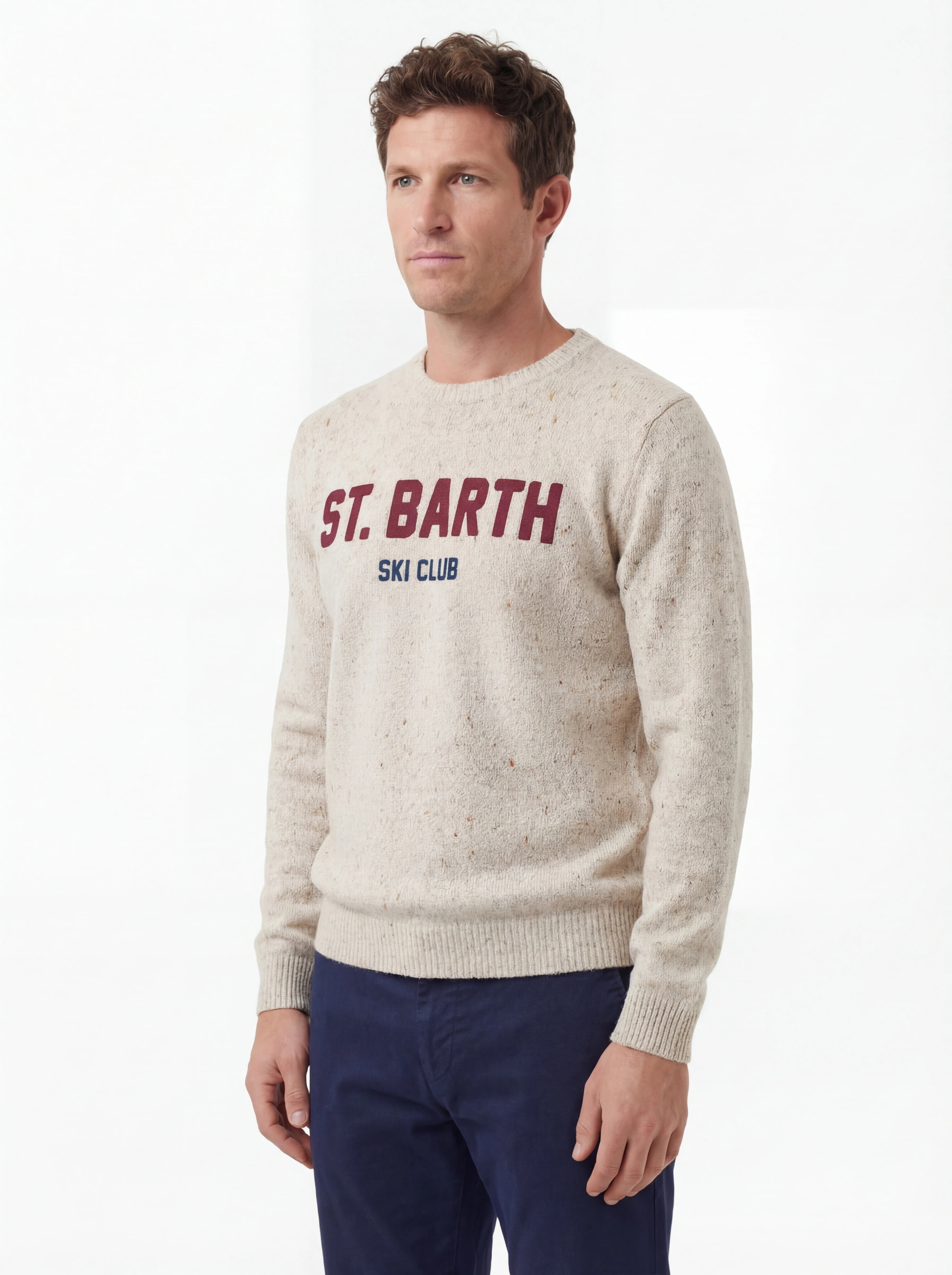 Modello indossa frontalmente maglione girocollo patch Saint Barth Heron in lana mix