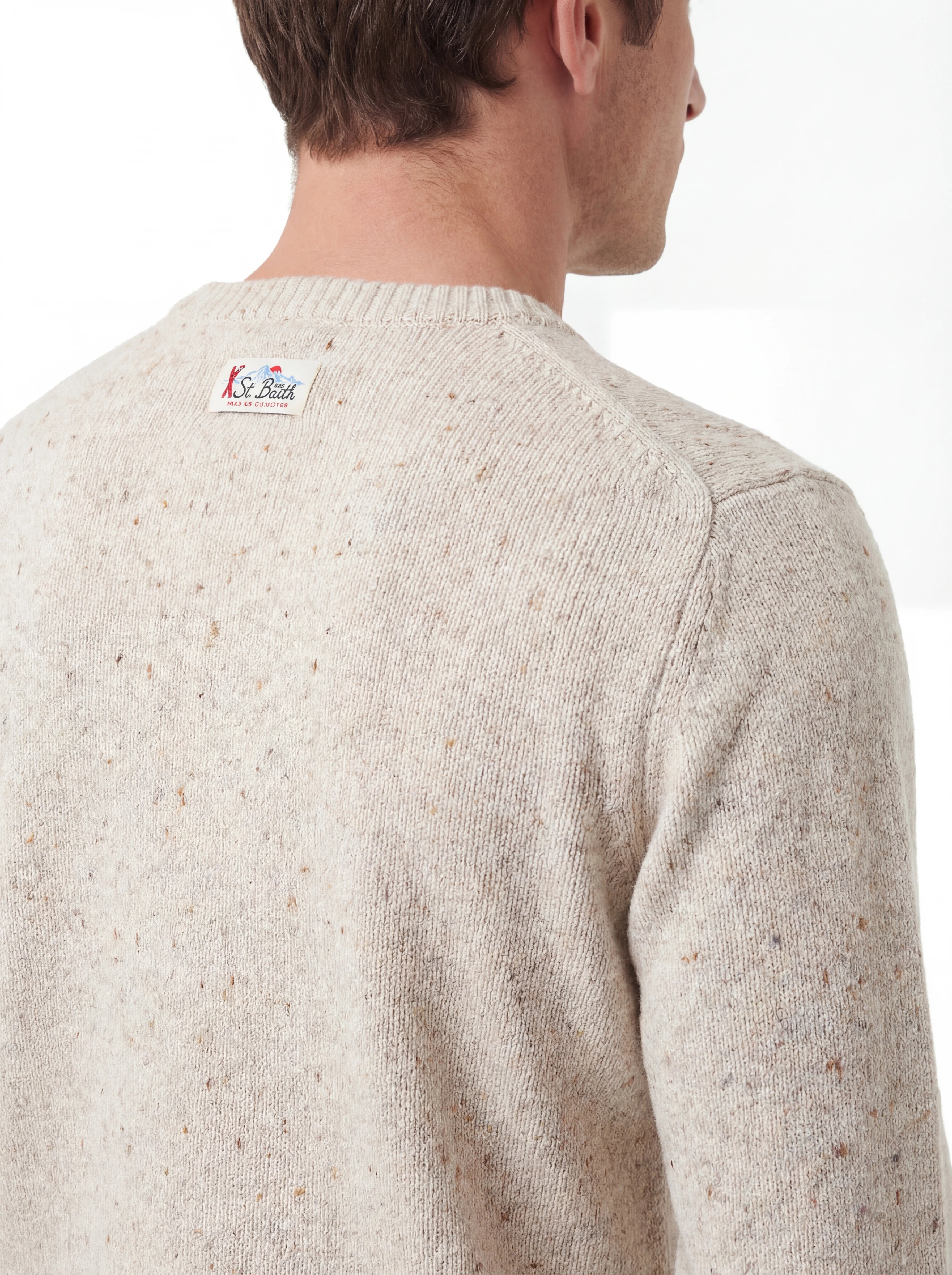 Modello indossa a 45 gradi maglione girocollo patch Saint Barth Heron in lana mix