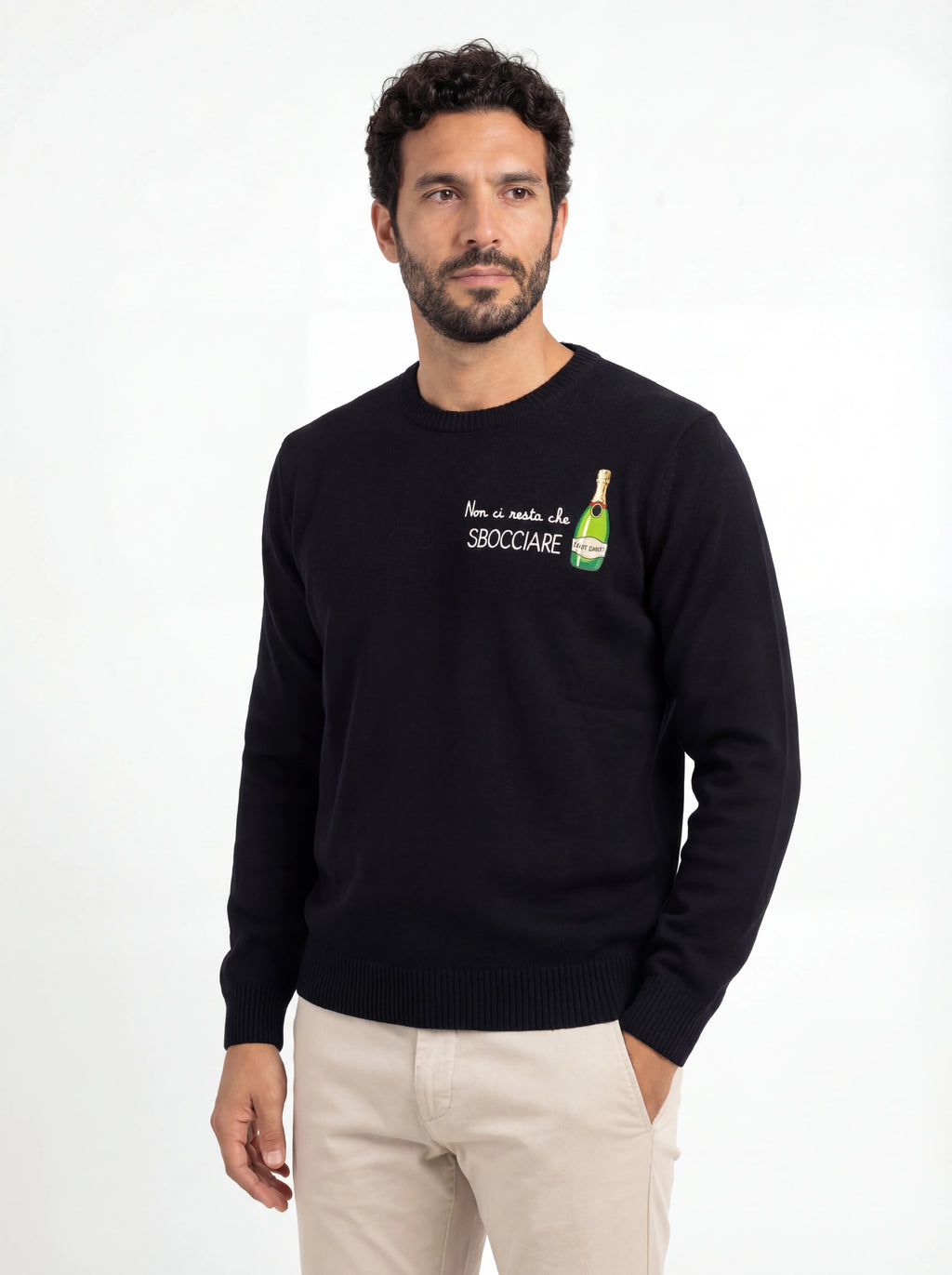 Modello indossa frontalmente maglione girocollo scritta restasbocciare nero Saint Barth Heronlight in lana