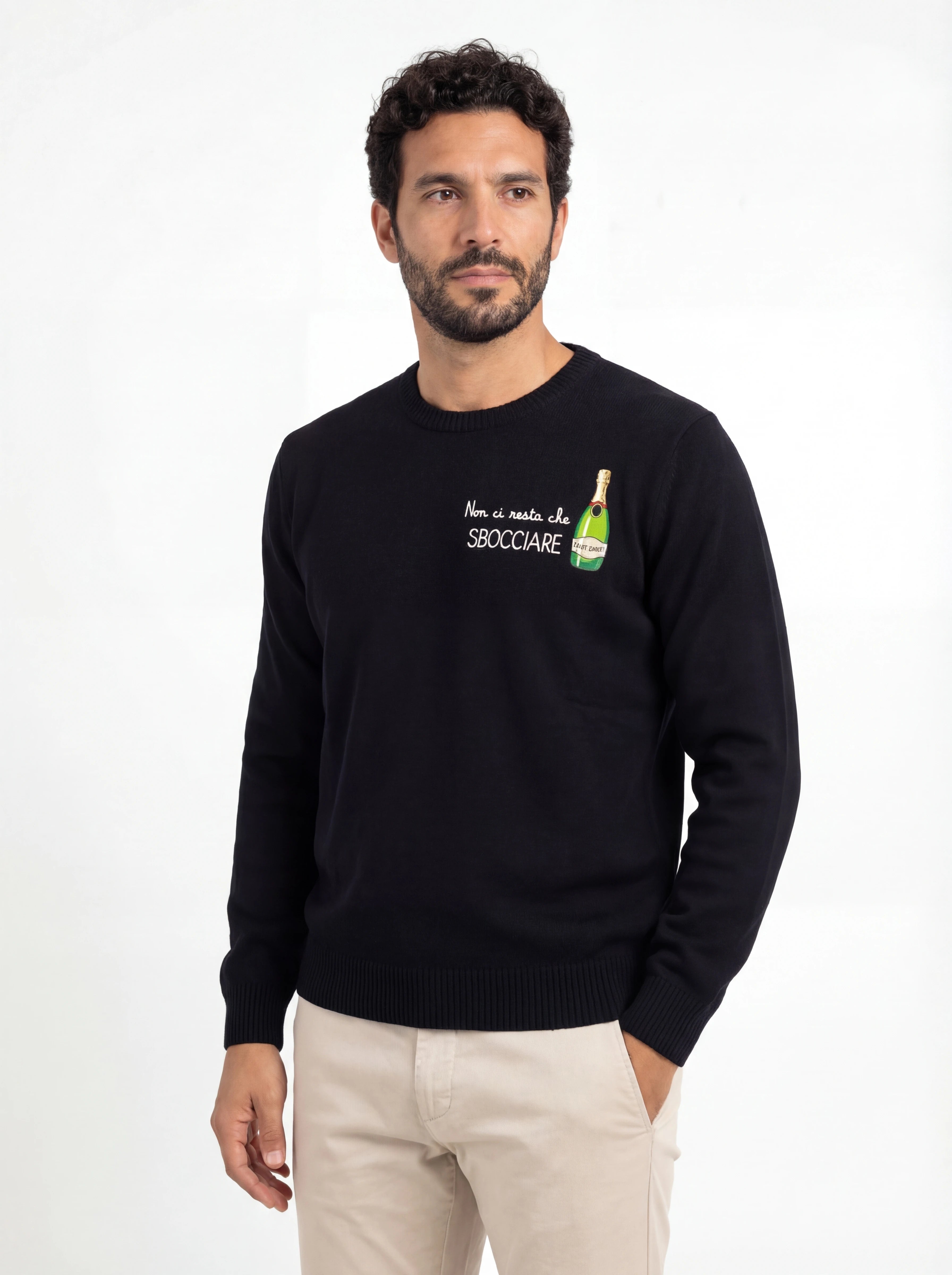 Modello indossa frontalmente maglione girocollo scritta restasbocciare nero Saint Barth Heronlight in lana