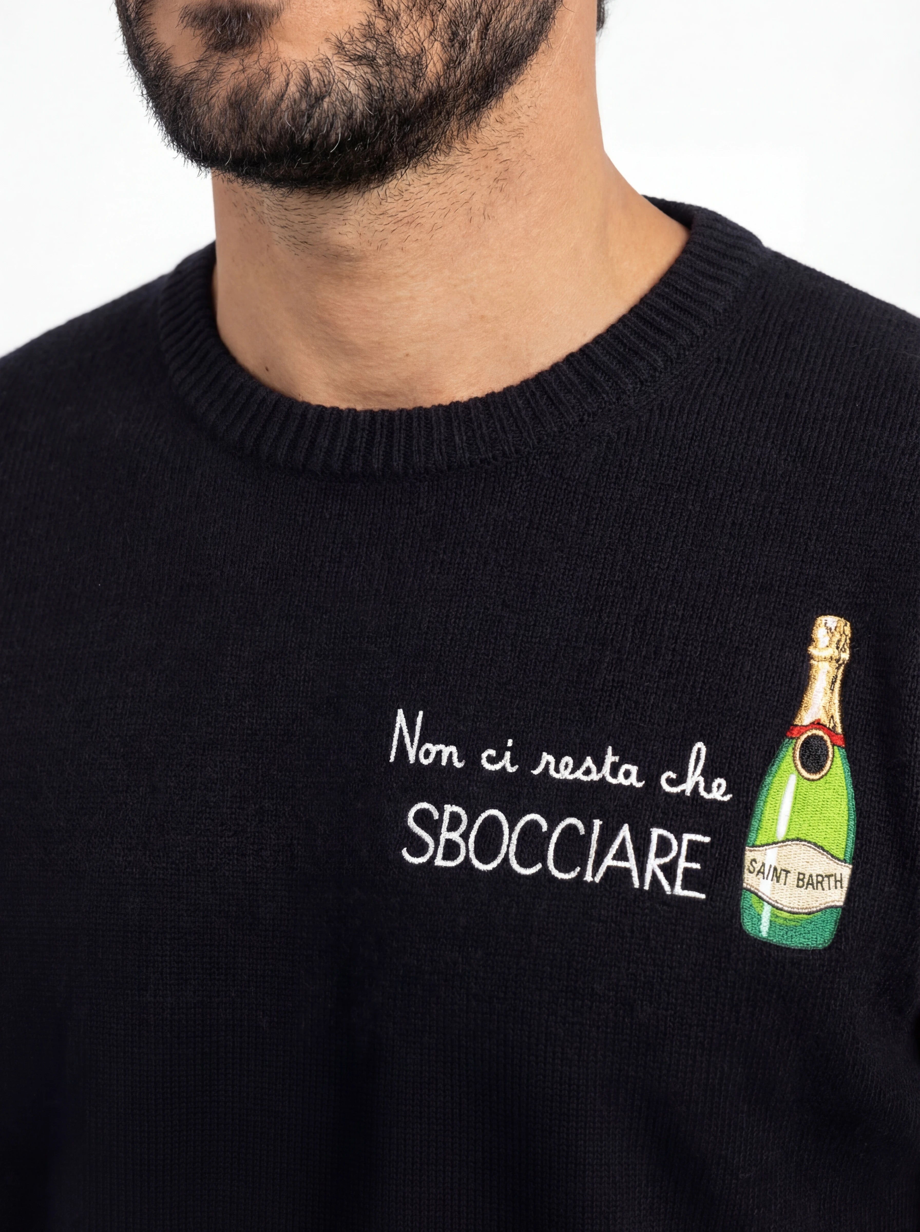 Modello visto da dietro maglione girocollo scritta restasbocciare nero Saint Barth Heronlight in lana