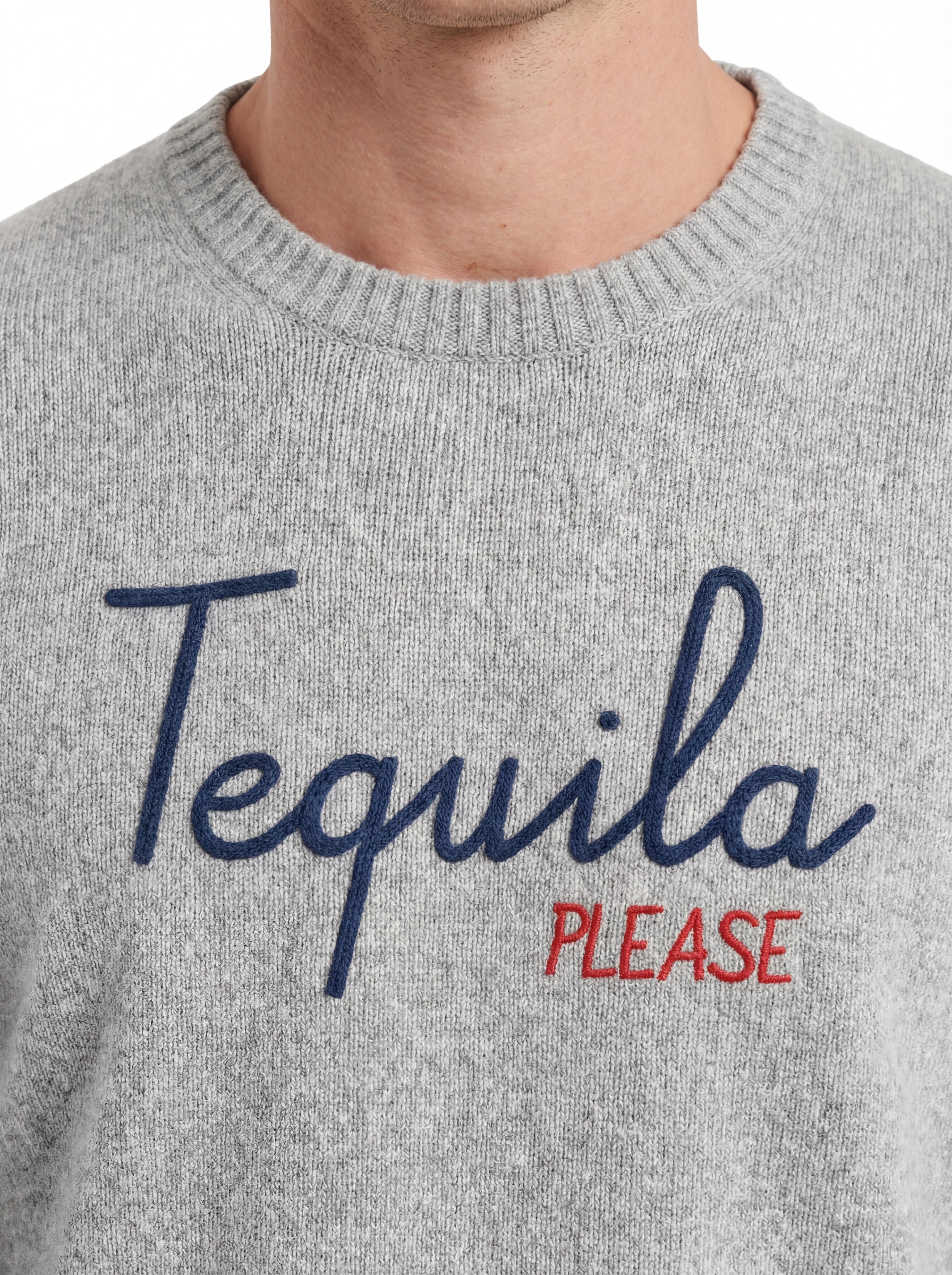 Modello indossa a 45 gradi maglione girocollo scritta tequilaplease grigio Saint Barth Heronlight in poliammide