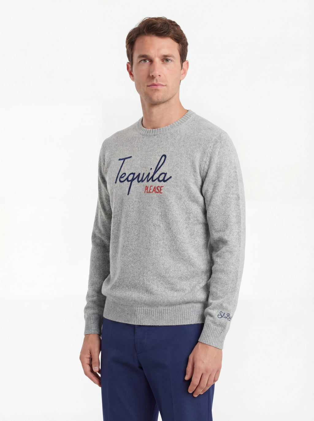 Modello indossa frontalmente maglione girocollo scritta tequilaplease grigio Saint Barth Heronlight in poliammide