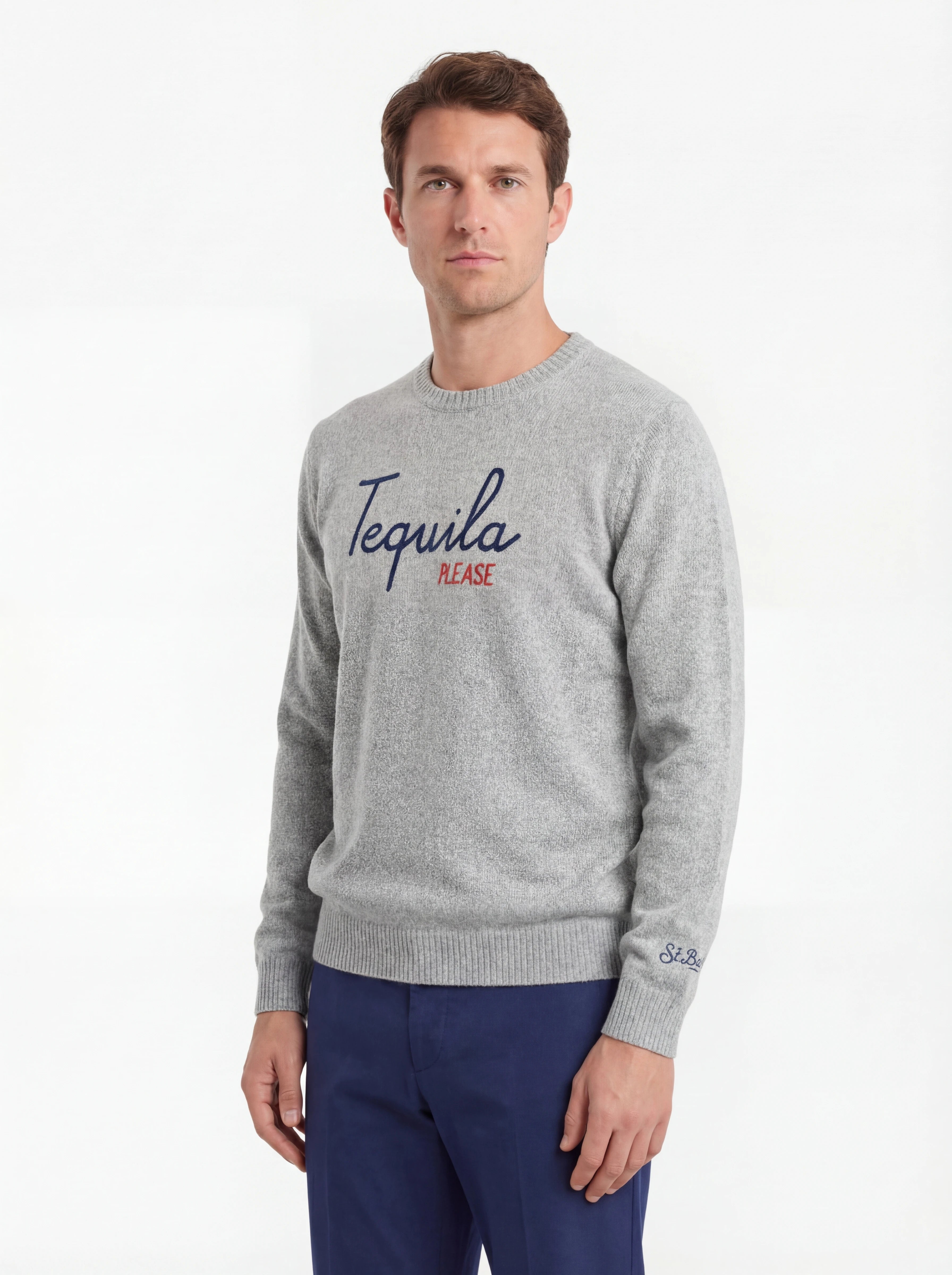 Modello indossa frontalmente maglione girocollo scritta tequilaplease grigio Saint Barth Heronlight in poliammide