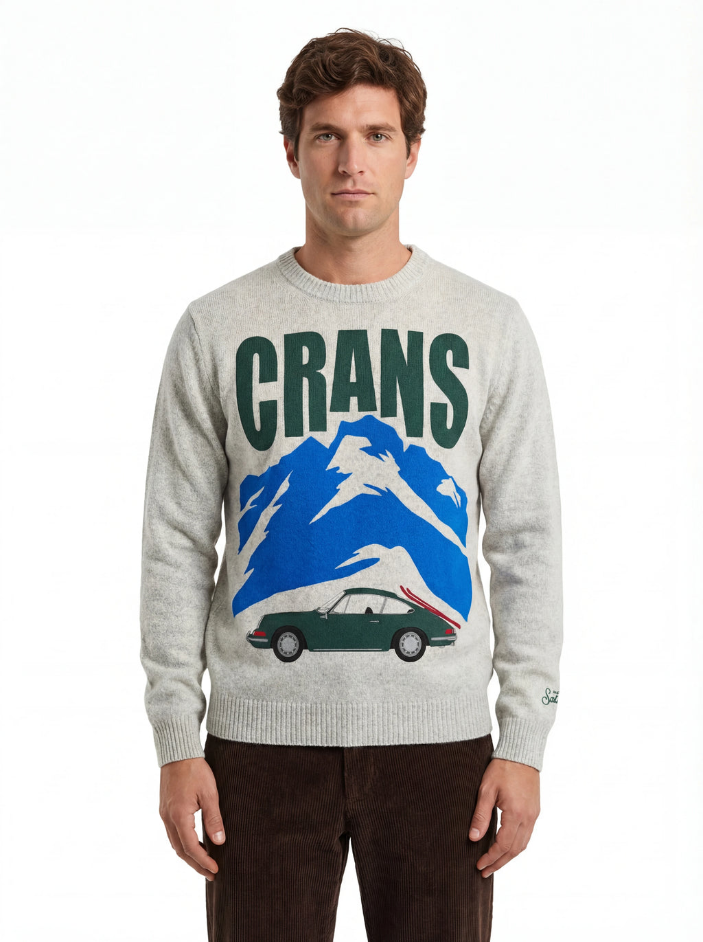 Modello indossa a 45 gradi maglione girocollo scritta crancsmont bianco Saint Barth Heronc in lana