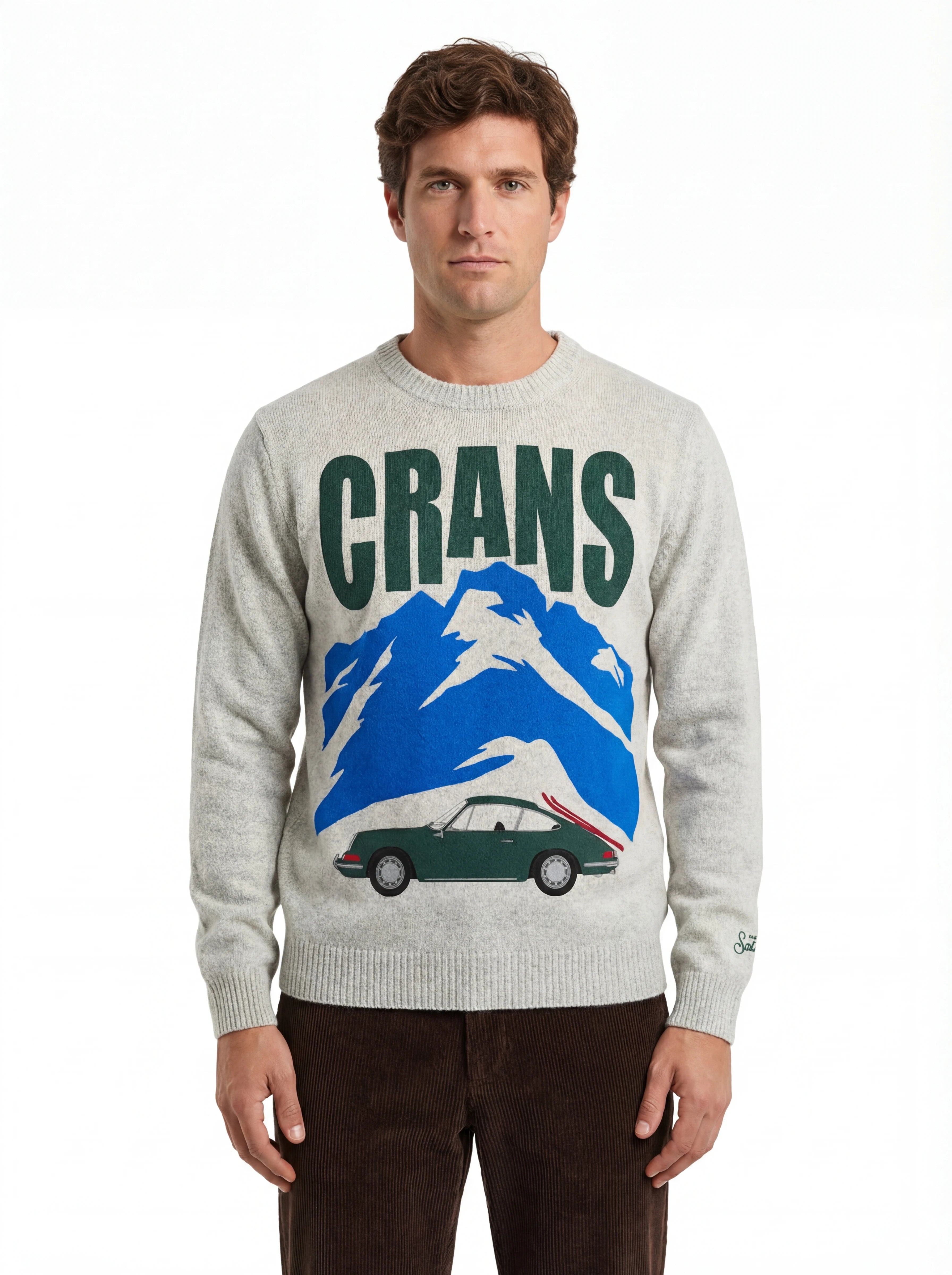 Modello indossa a 45 gradi maglione girocollo scritta crancsmont bianco Saint Barth Heronc in lana