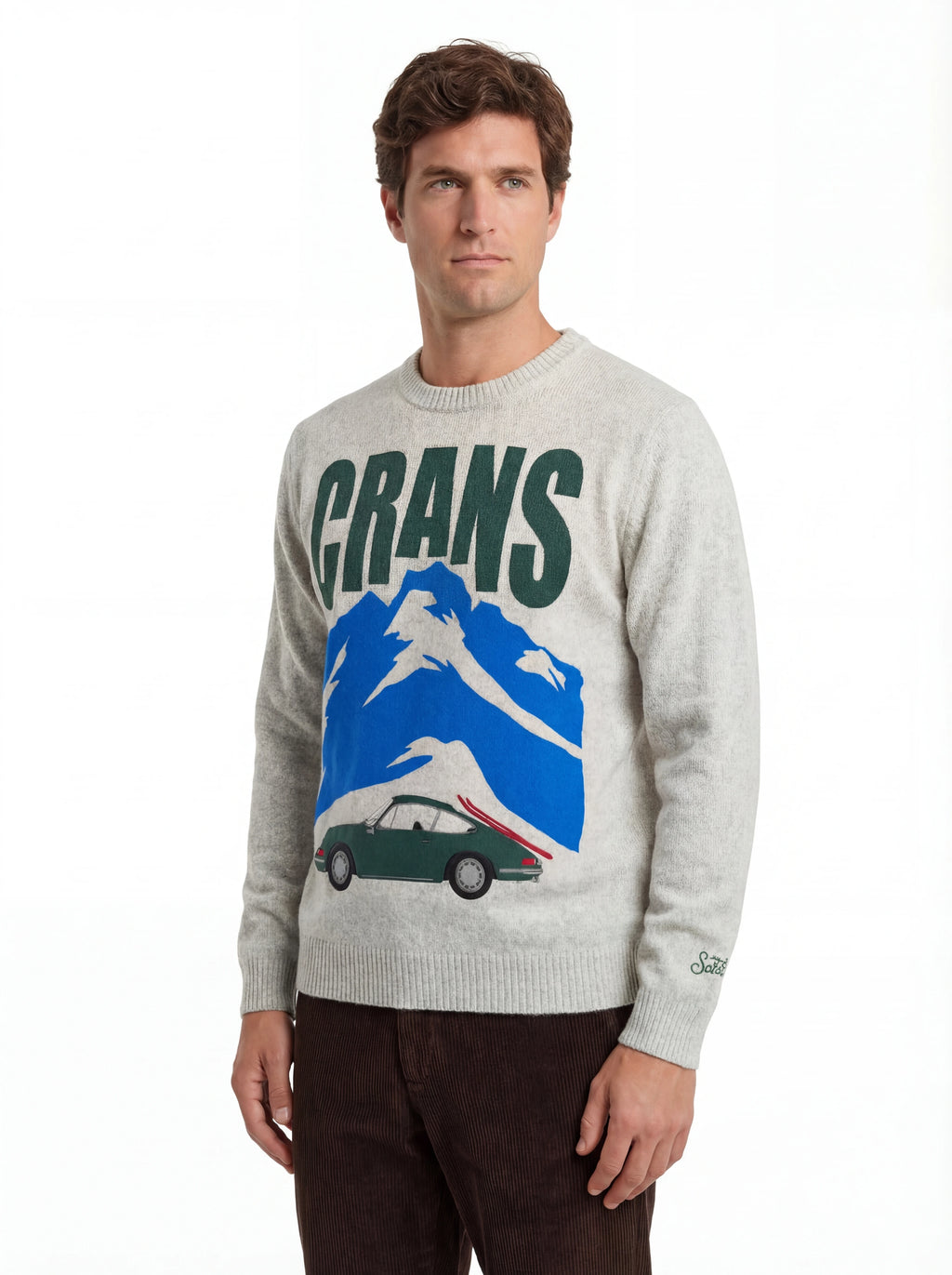 Modello indossa frontalmente maglione girocollo scritta crancsmont bianco Saint Barth Heronc in lana