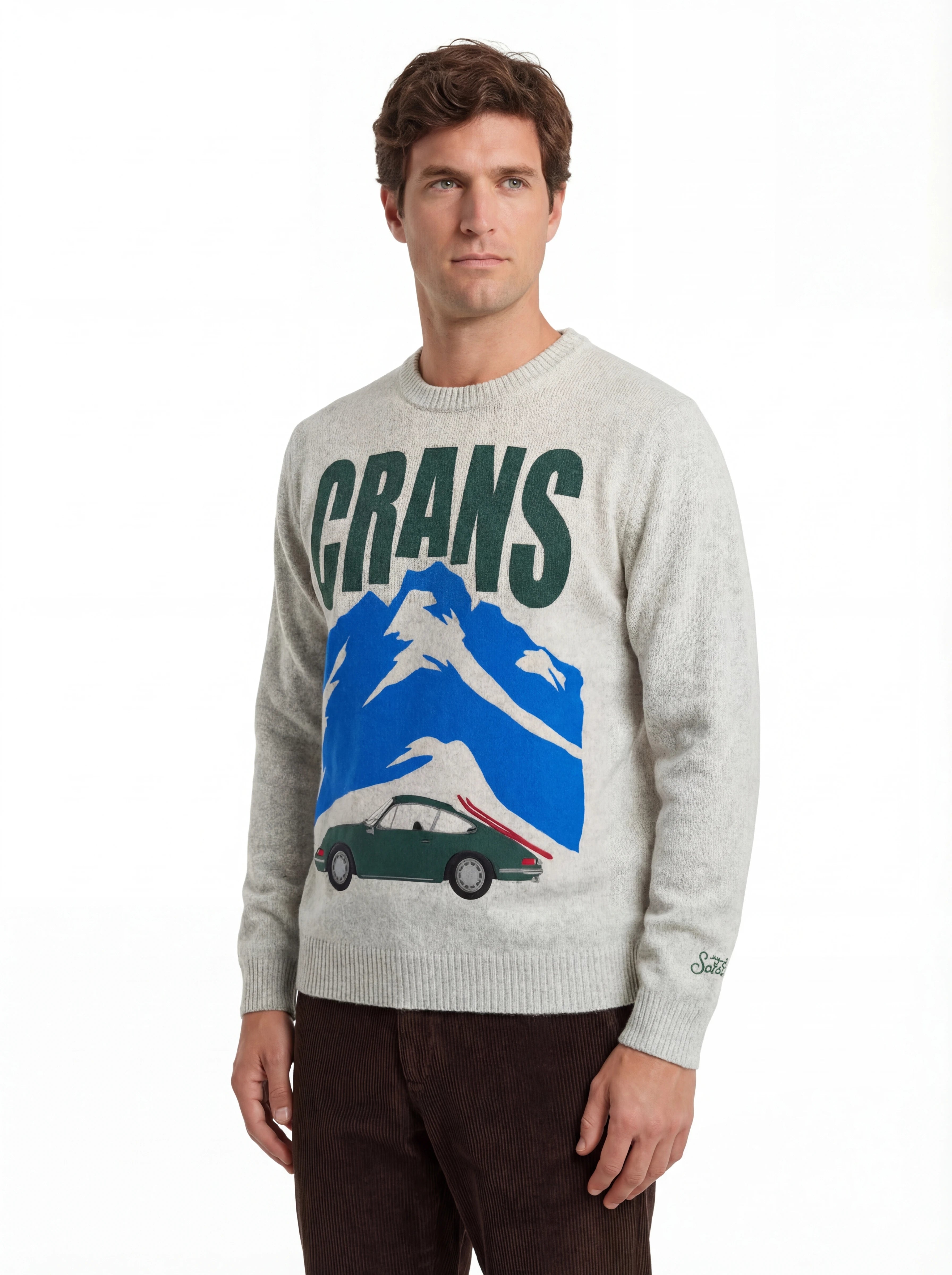 Modello indossa frontalmente maglione girocollo scritta crancsmont bianco Saint Barth Heronc in lana