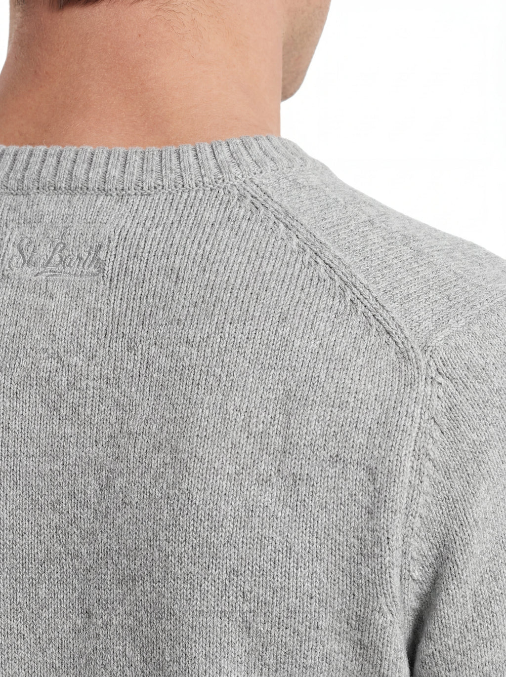 Dettaglio ravvicinato girocollo scritta crancsmont bianco Saint Barth Heronc in lana