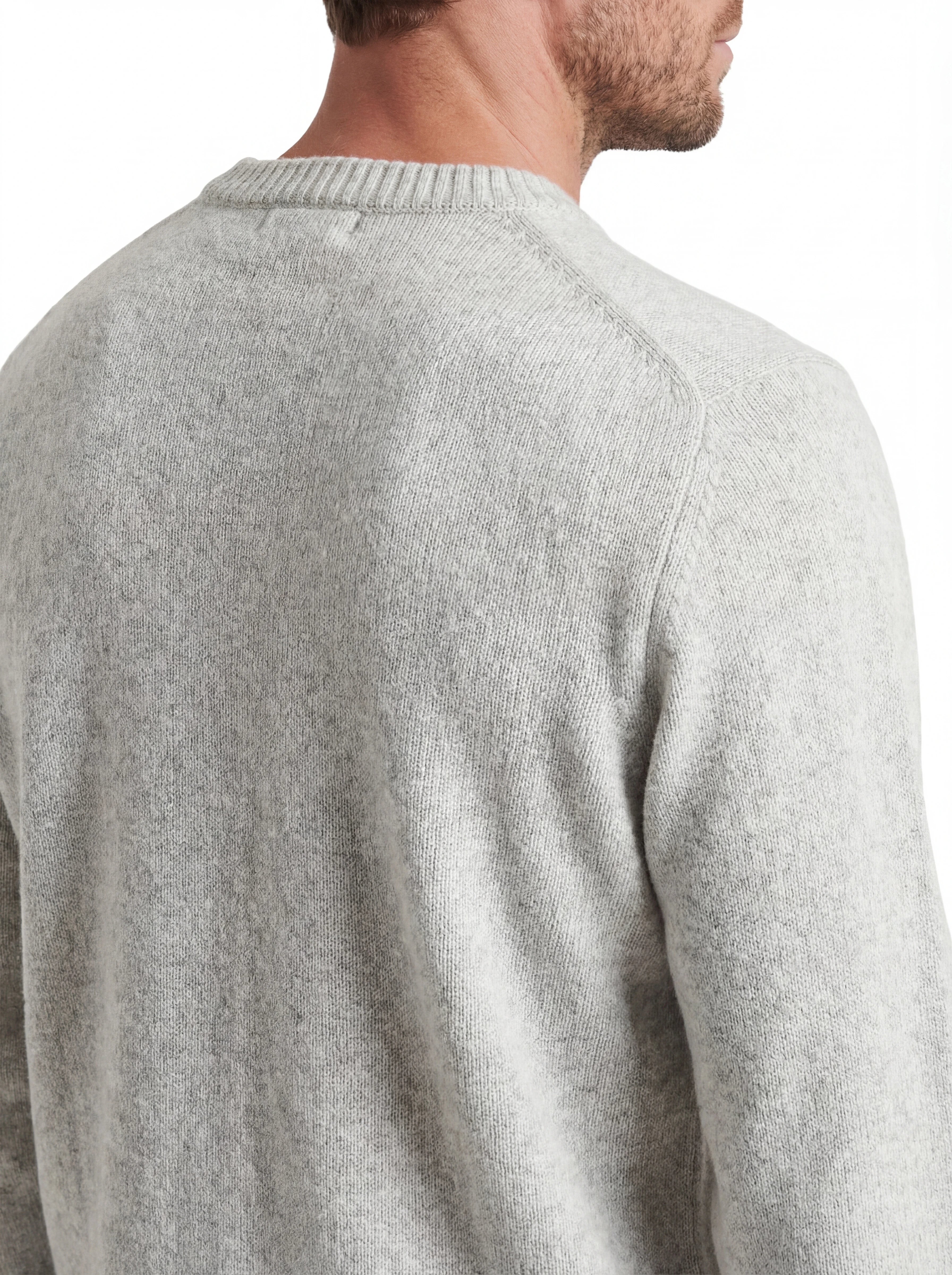 Modello visto da dietro maglione girocollo scritta sbskilift bianco Saint Barth Heron in lana