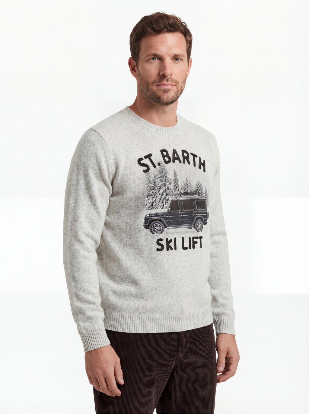 Modello indossa frontalmente maglione girocollo scritta sbskilift bianco Saint Barth Heron in lana