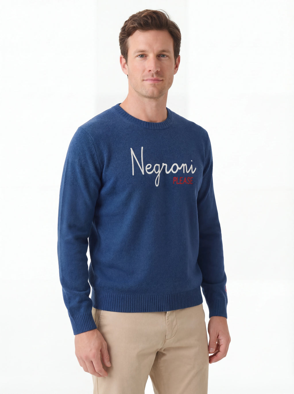 Modello indossa frontalmente maglione girocollo scritta negroniplease blu Saint Barth Heron in lana