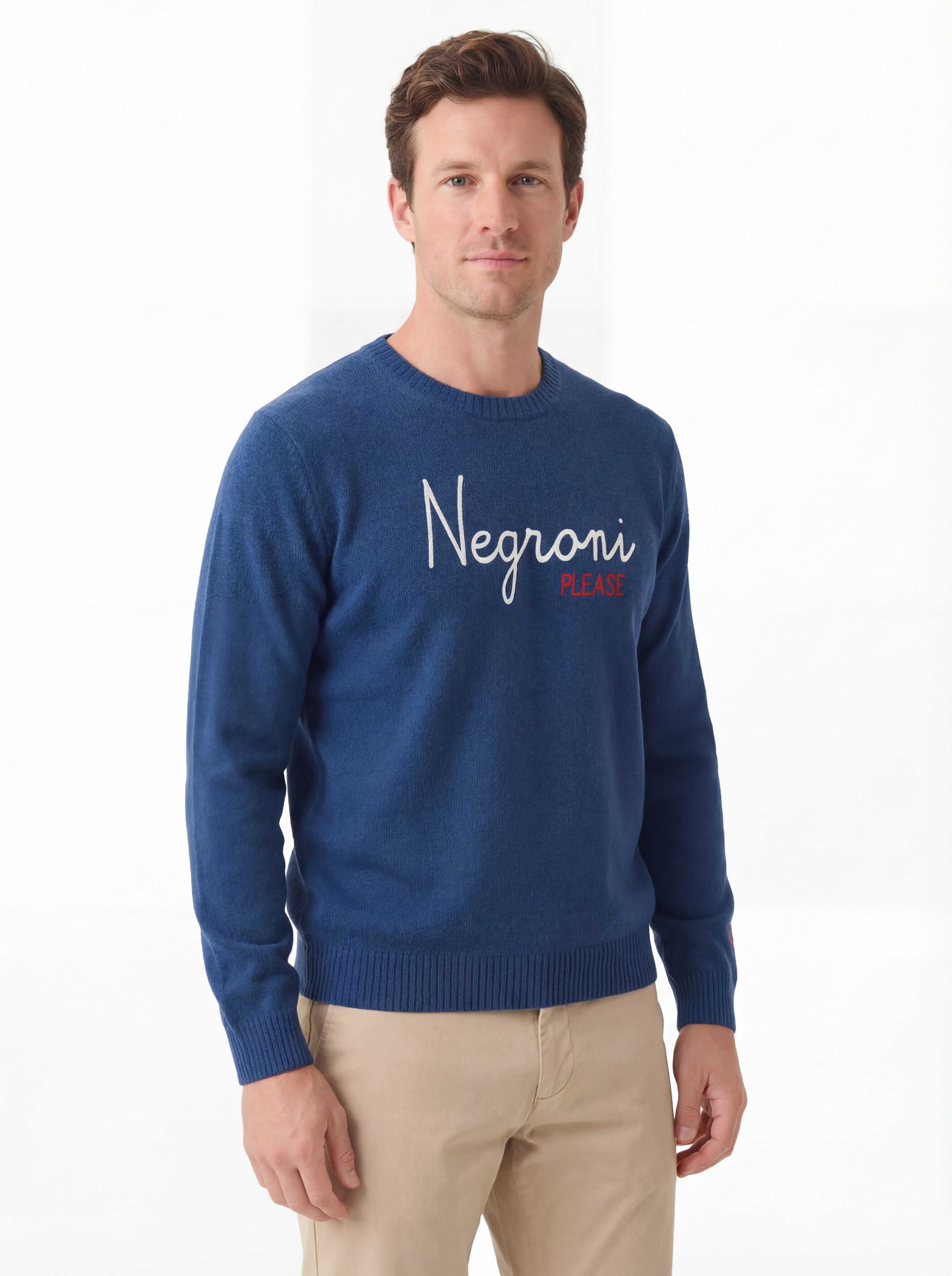 Modello indossa frontalmente maglione girocollo scritta negroniplease blu Saint Barth Heron in lana