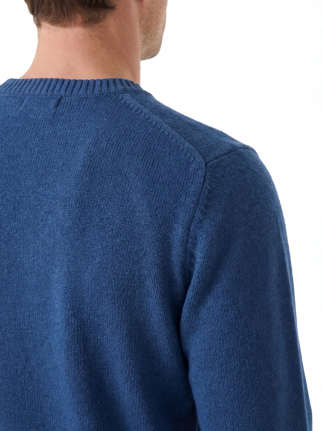 Modello indossa a 45 gradi maglione girocollo scritta negroniplease blu Saint Barth Heron in lana