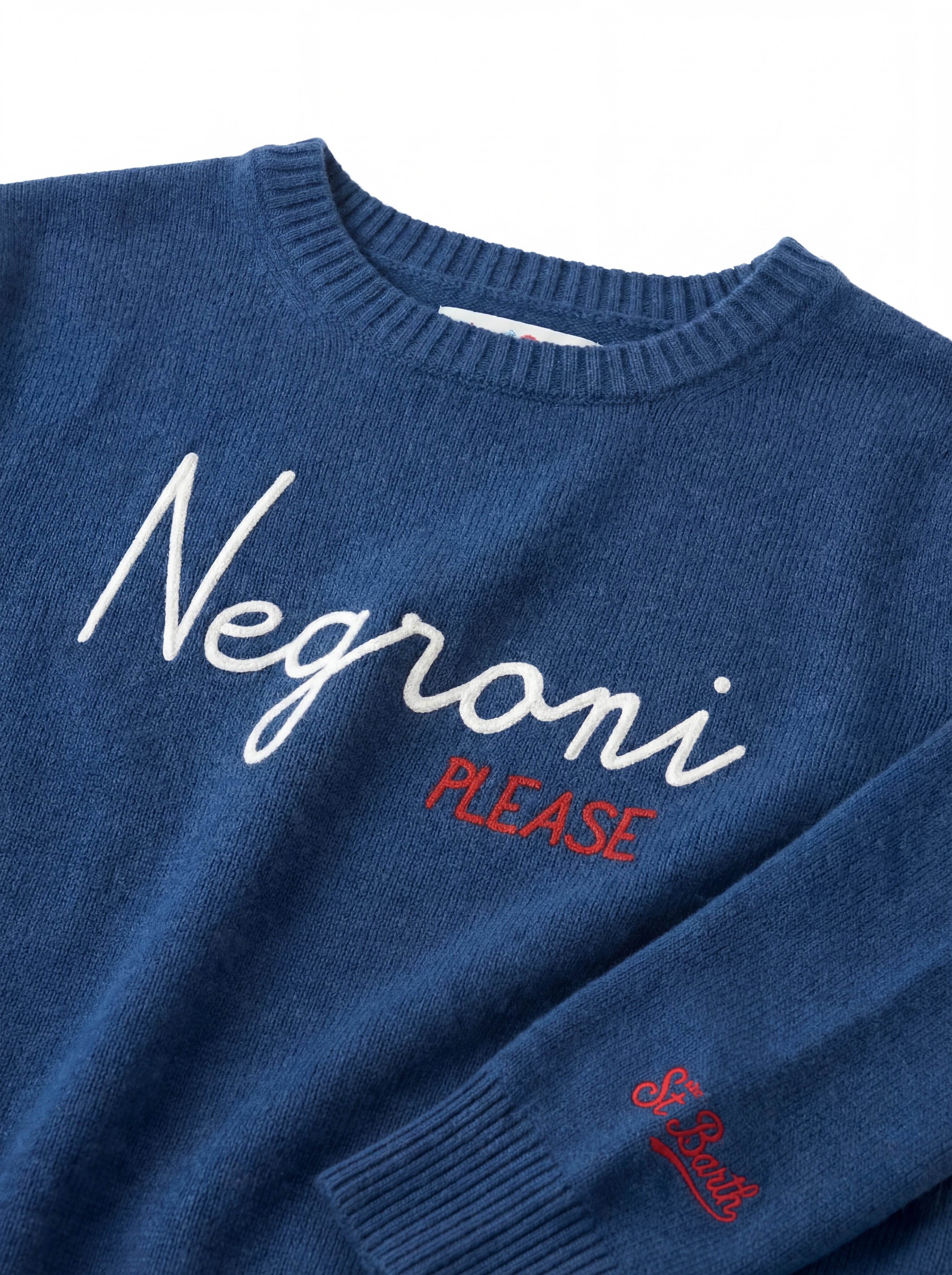 Modello visto da dietro maglione girocollo scritta negroniplease blu Saint Barth Heron in lana