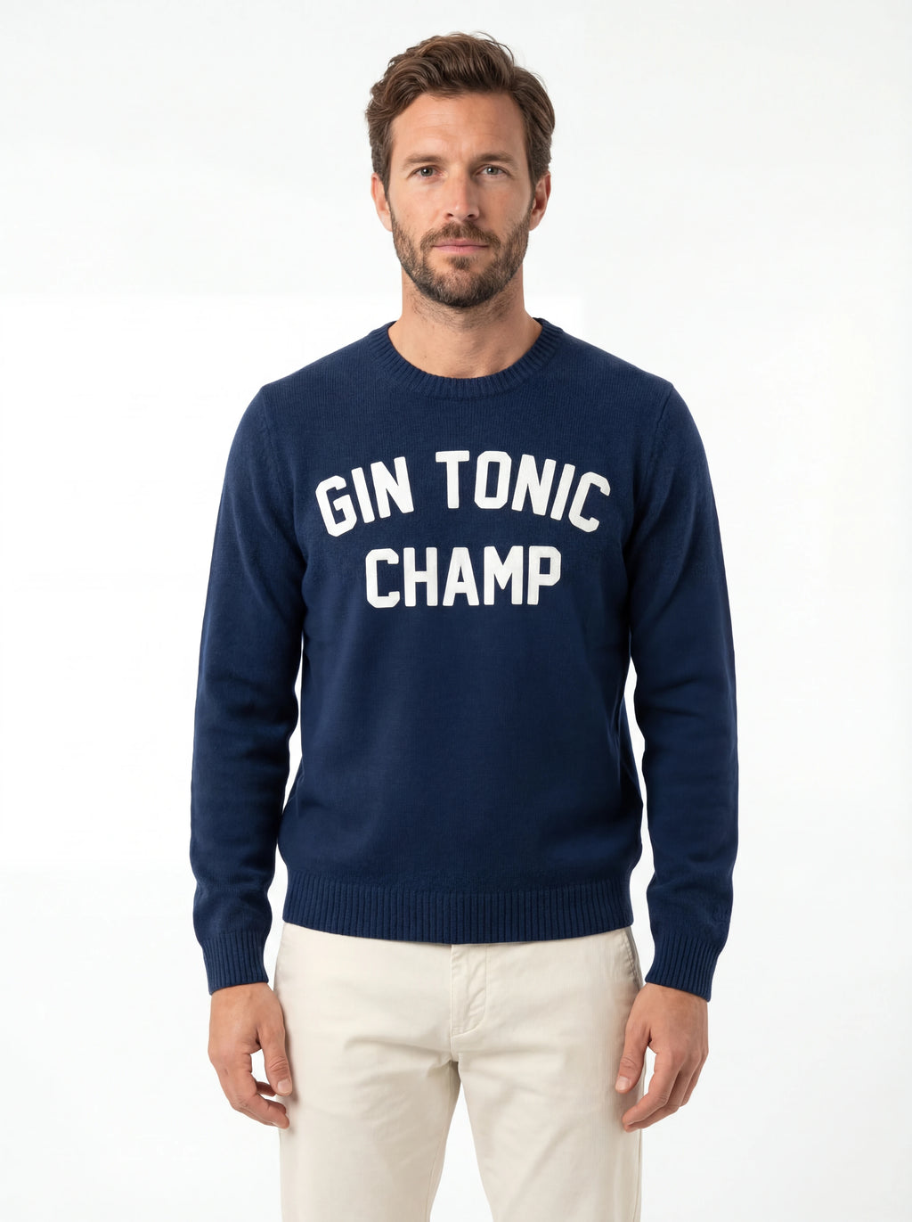 Modello indossa a 45 gradi maglione girocollo scritta gintonichamp blu Saint Barth Heron in lana