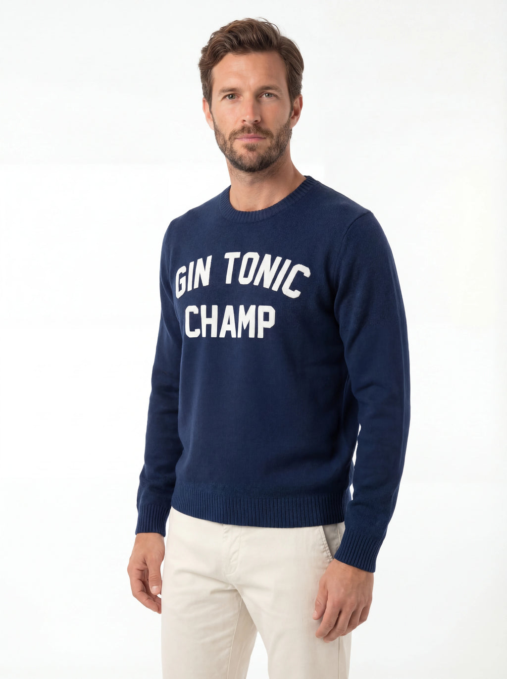 Modello indossa frontalmente maglione girocollo scritta gintonichamp blu Saint Barth Heron in lana