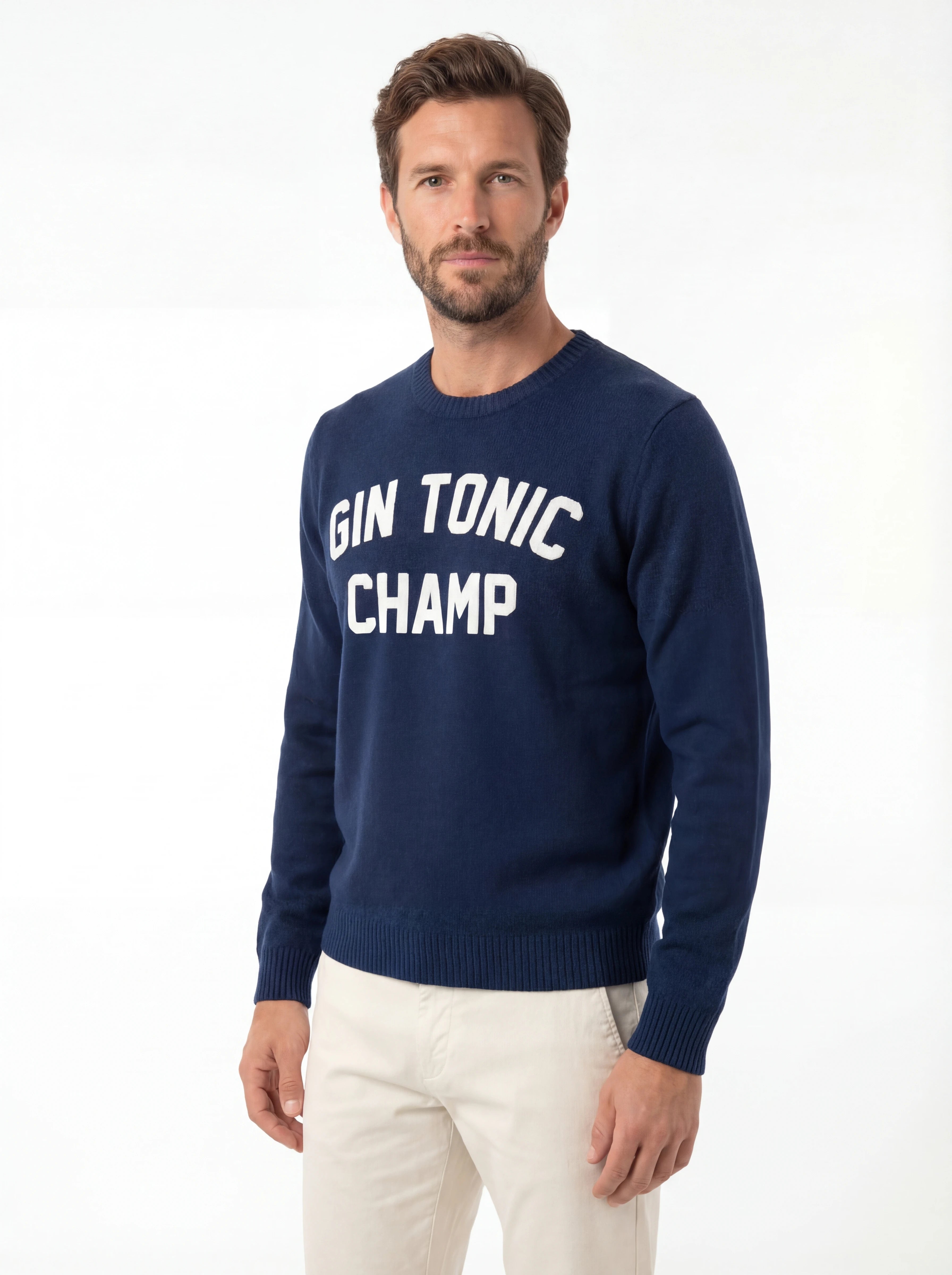 Modello indossa frontalmente maglione girocollo scritta gintonichamp blu Saint Barth Heron in lana