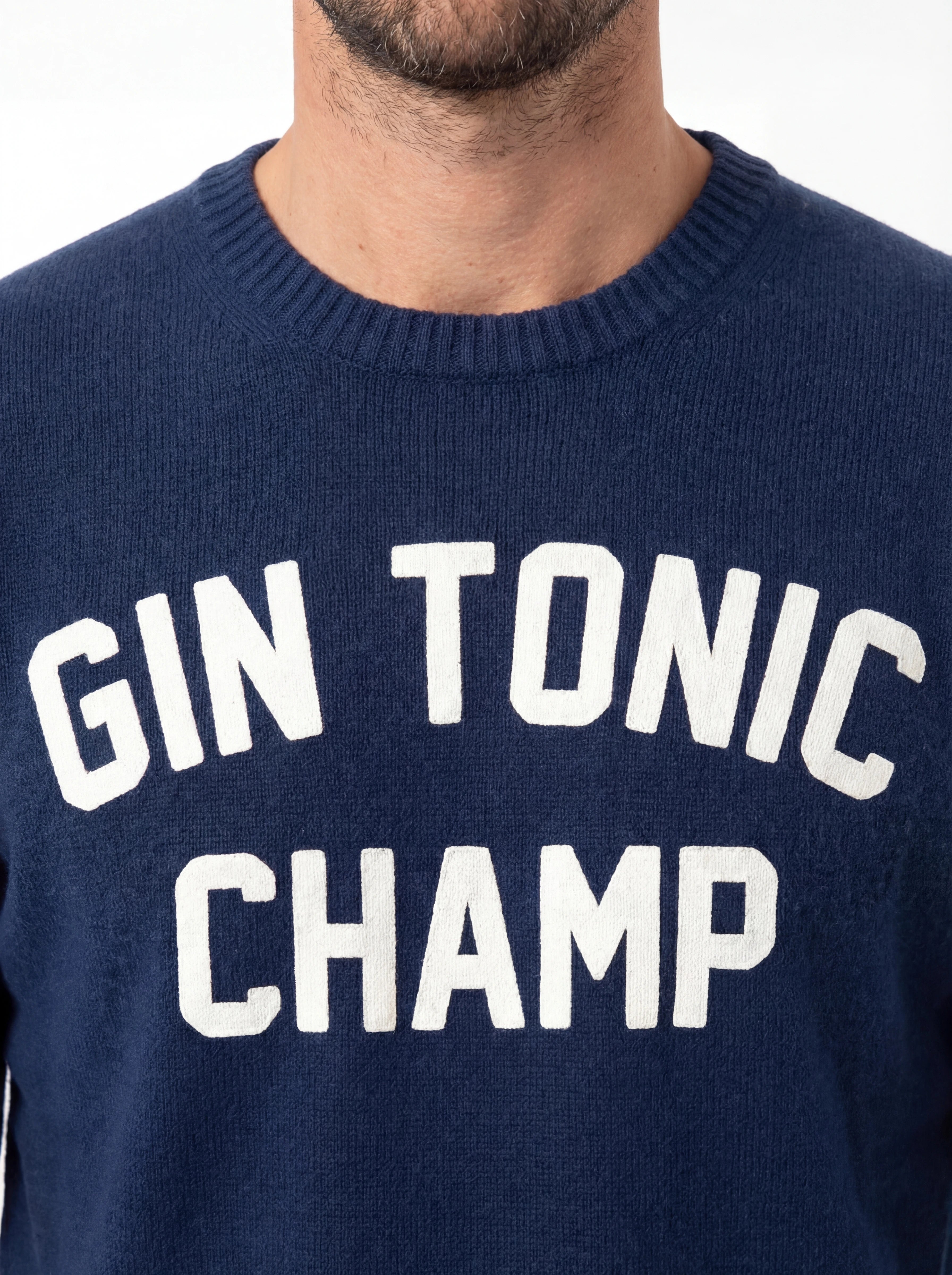 Modello visto da dietro maglione girocollo scritta gintonichamp blu Saint Barth Heron in lana