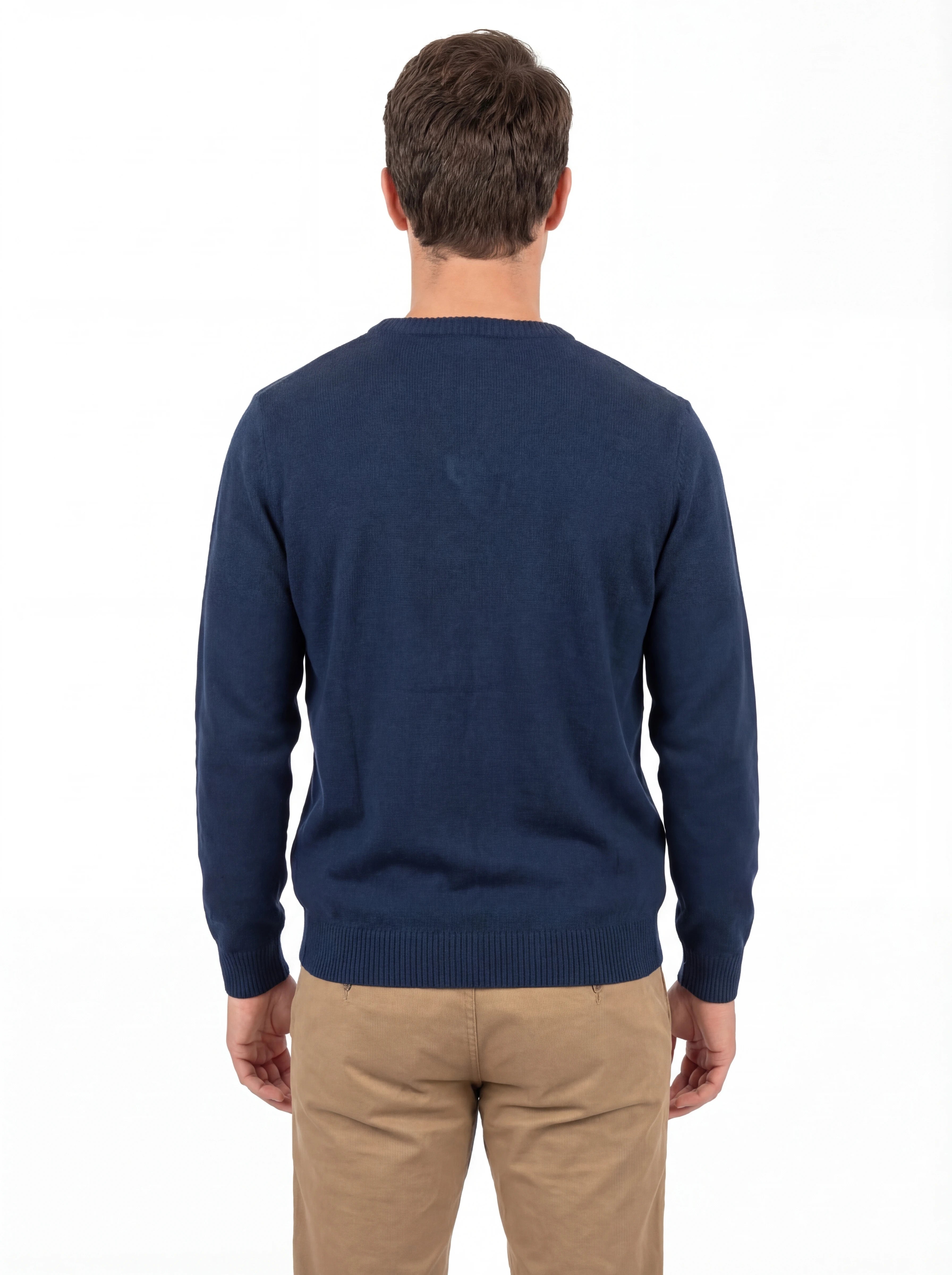 Modello indossa a 45 gradi maglione girocollo scritta weekendbe gin blu Saint Barth Heron in lana