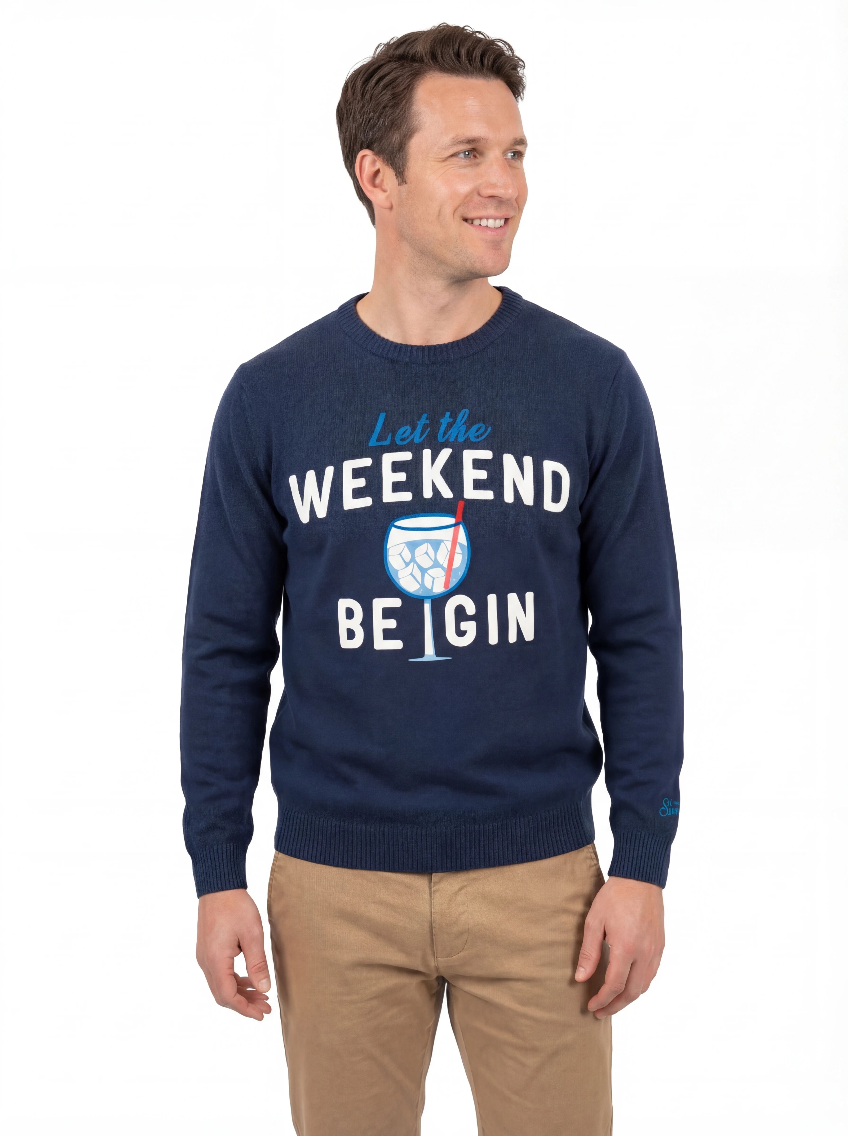 Modello indossa frontalmente maglione girocollo scritta weekendbe gin blu Saint Barth Heron in lana