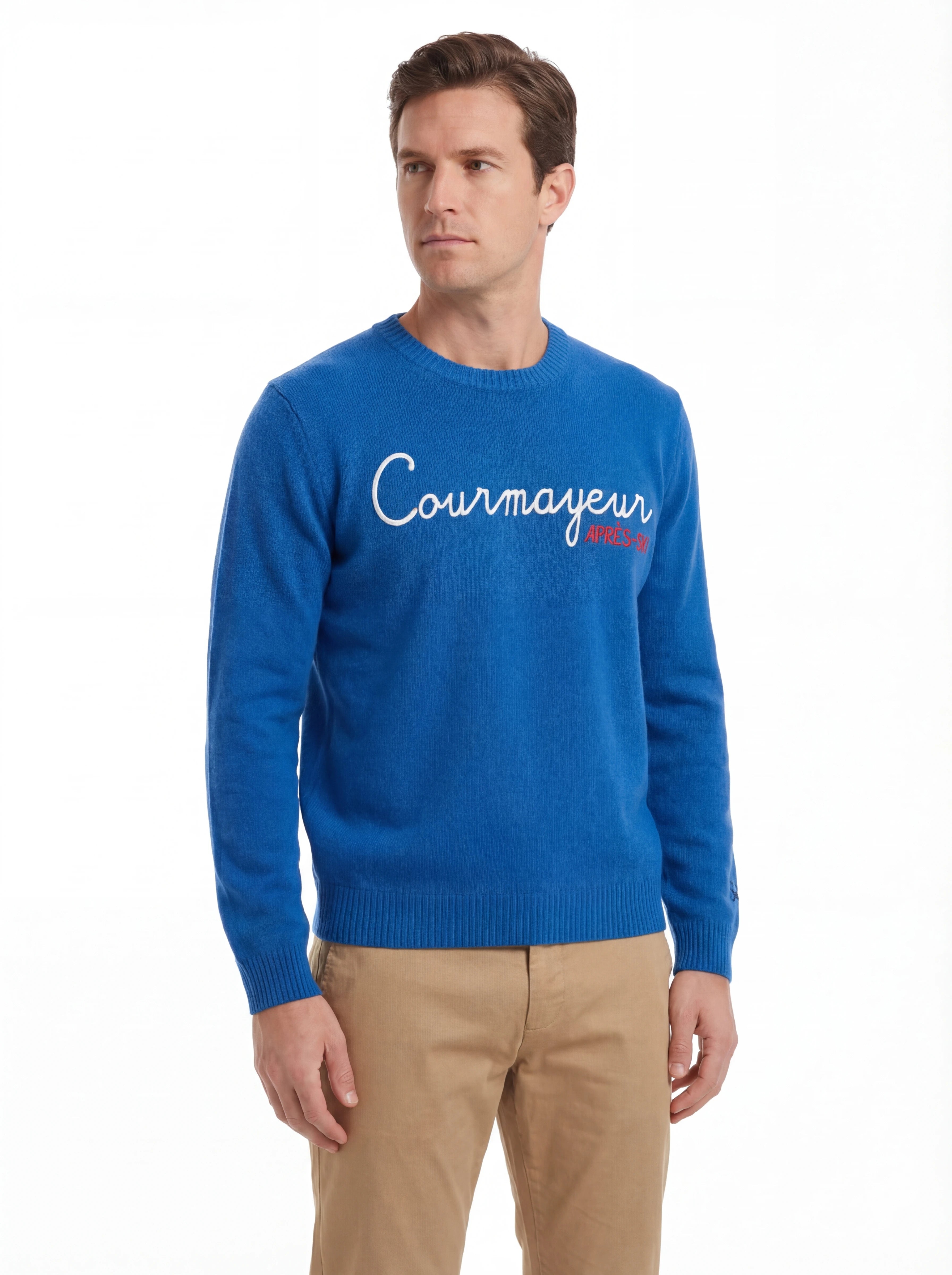 Modello indossa frontalmente maglione girocollo scritta courmaapres bluette Saint Barth Heron in lana