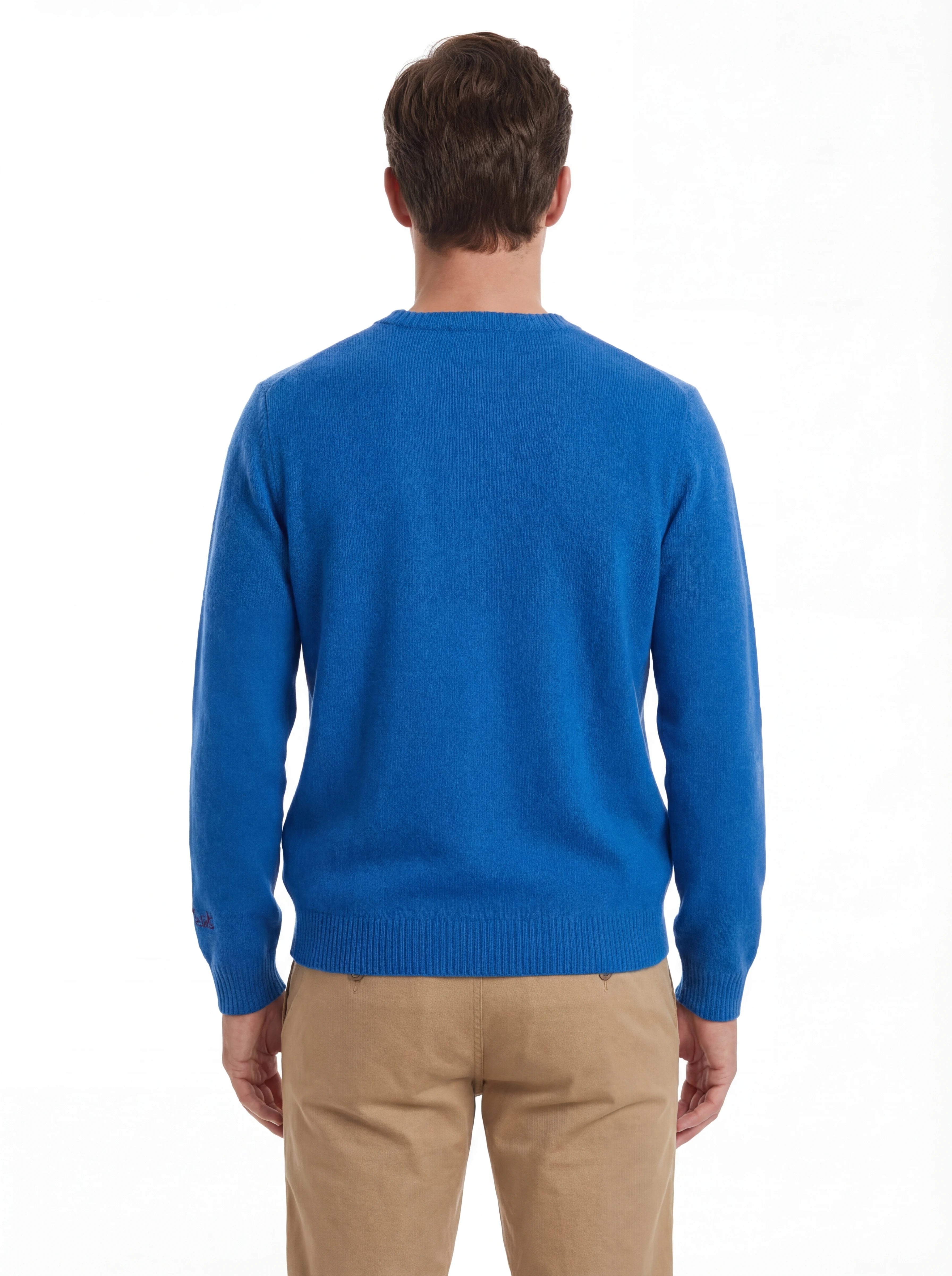 Modello indossa a 45 gradi maglione girocollo scritta courmaapres bluette Saint Barth Heron in lana