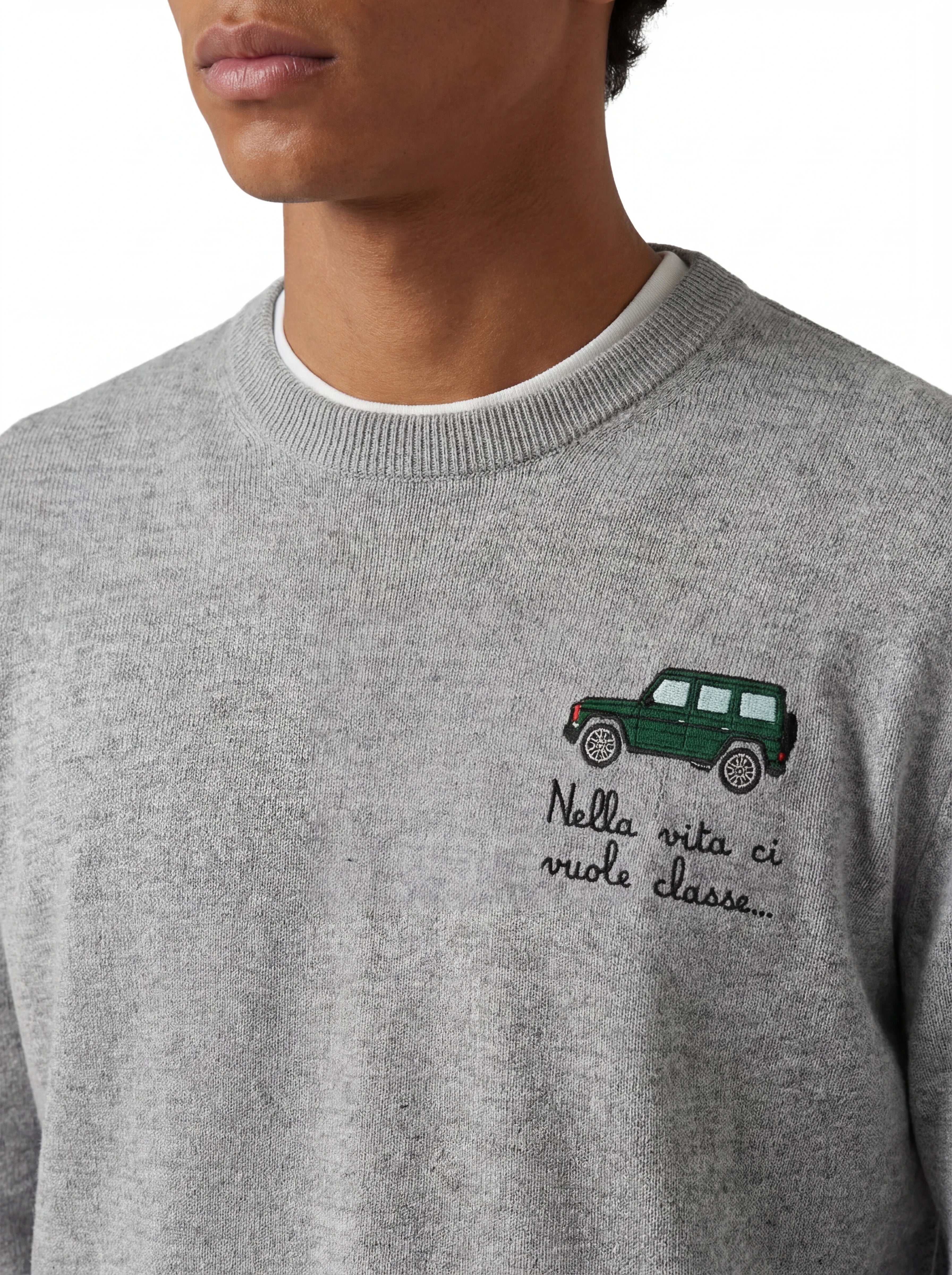 Modello visto da dietro maglia girocollo scritta vitaclasse grigio chiar Saint Barth Heron in lana