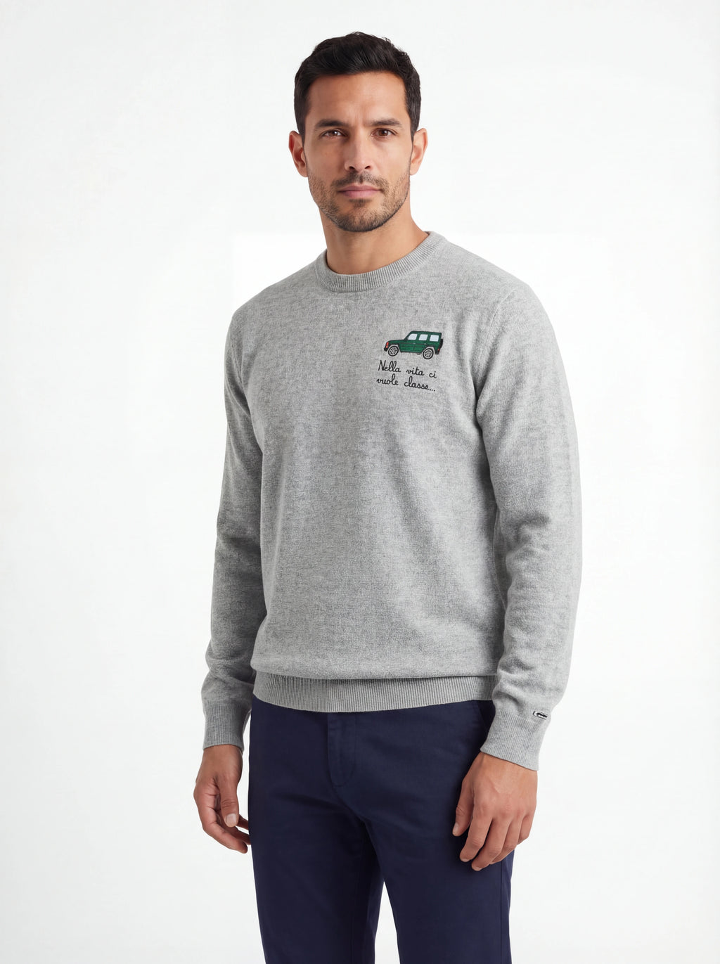 Modello indossa frontalmente maglia girocollo scritta vitaclasse grigio chiar Saint Barth Heron in lana