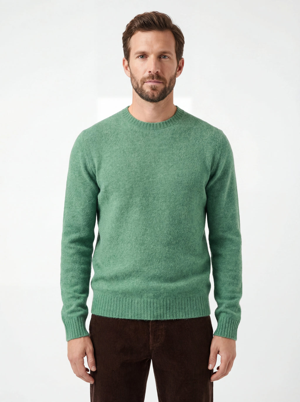 Modello visto da dietro maglia girocollo verdemela Saint Barth Regent in alpaca stretch