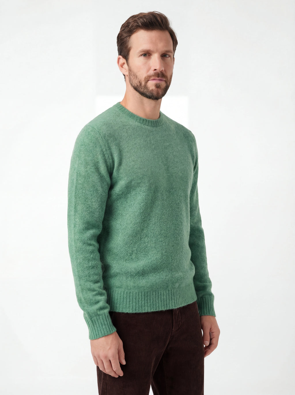 Modello indossa frontalmente maglia girocollo verdemela Saint Barth Regent in alpaca stretch