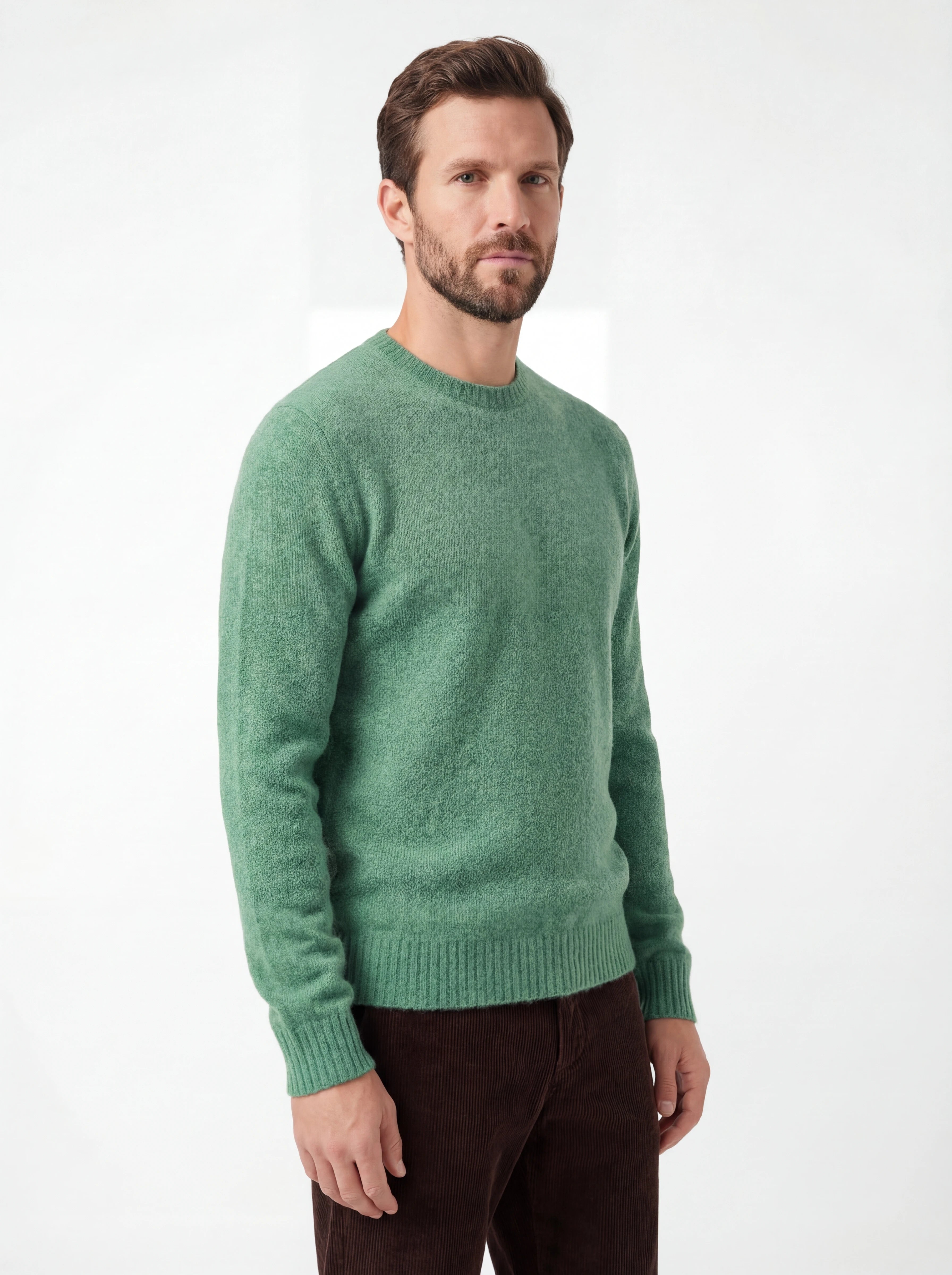 Modello indossa frontalmente maglia girocollo verdemela Saint Barth Regent in alpaca stretch