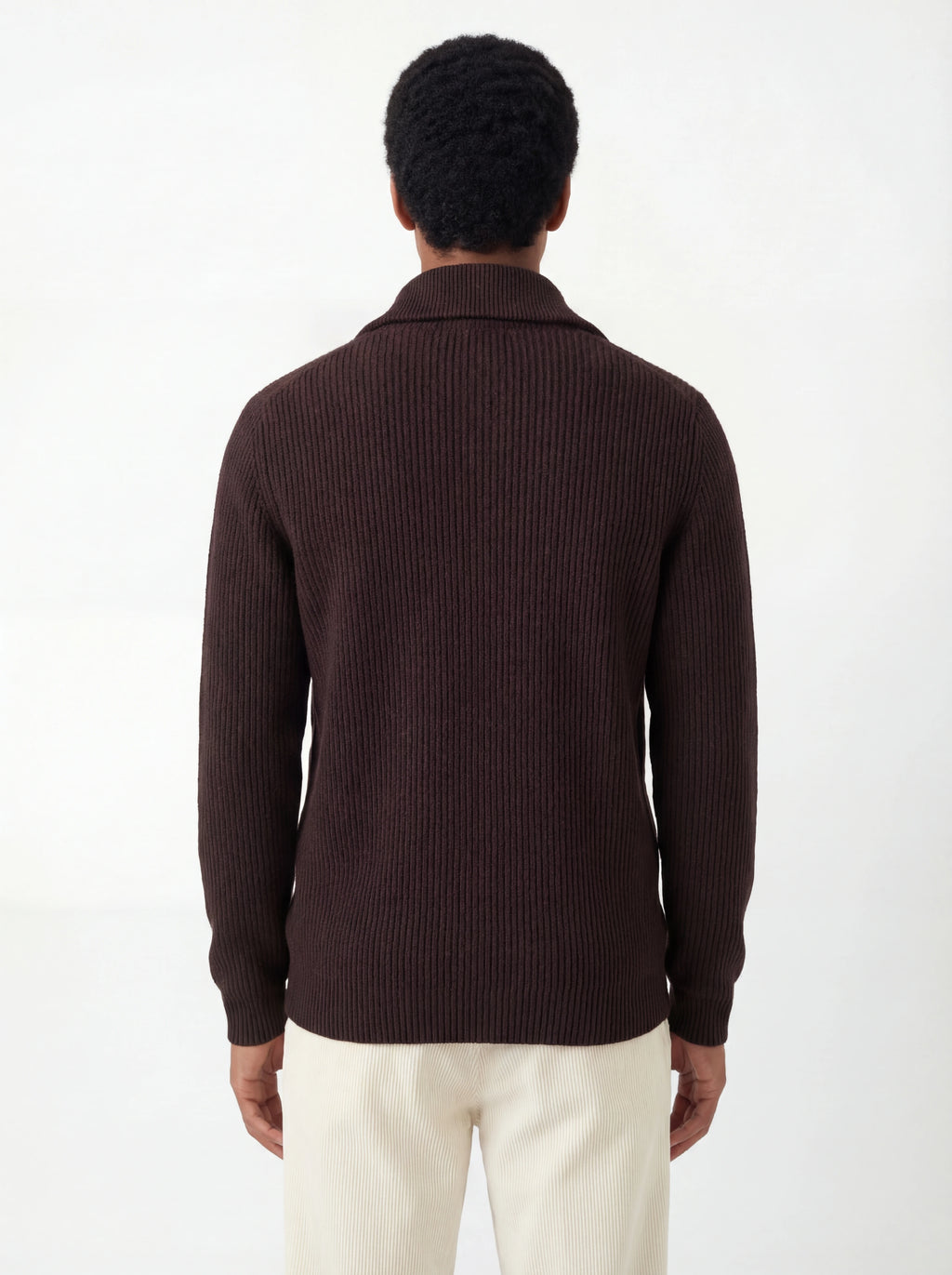 Modello indossa a 45 gradi cardigan zip marrone Saint Barth Preston