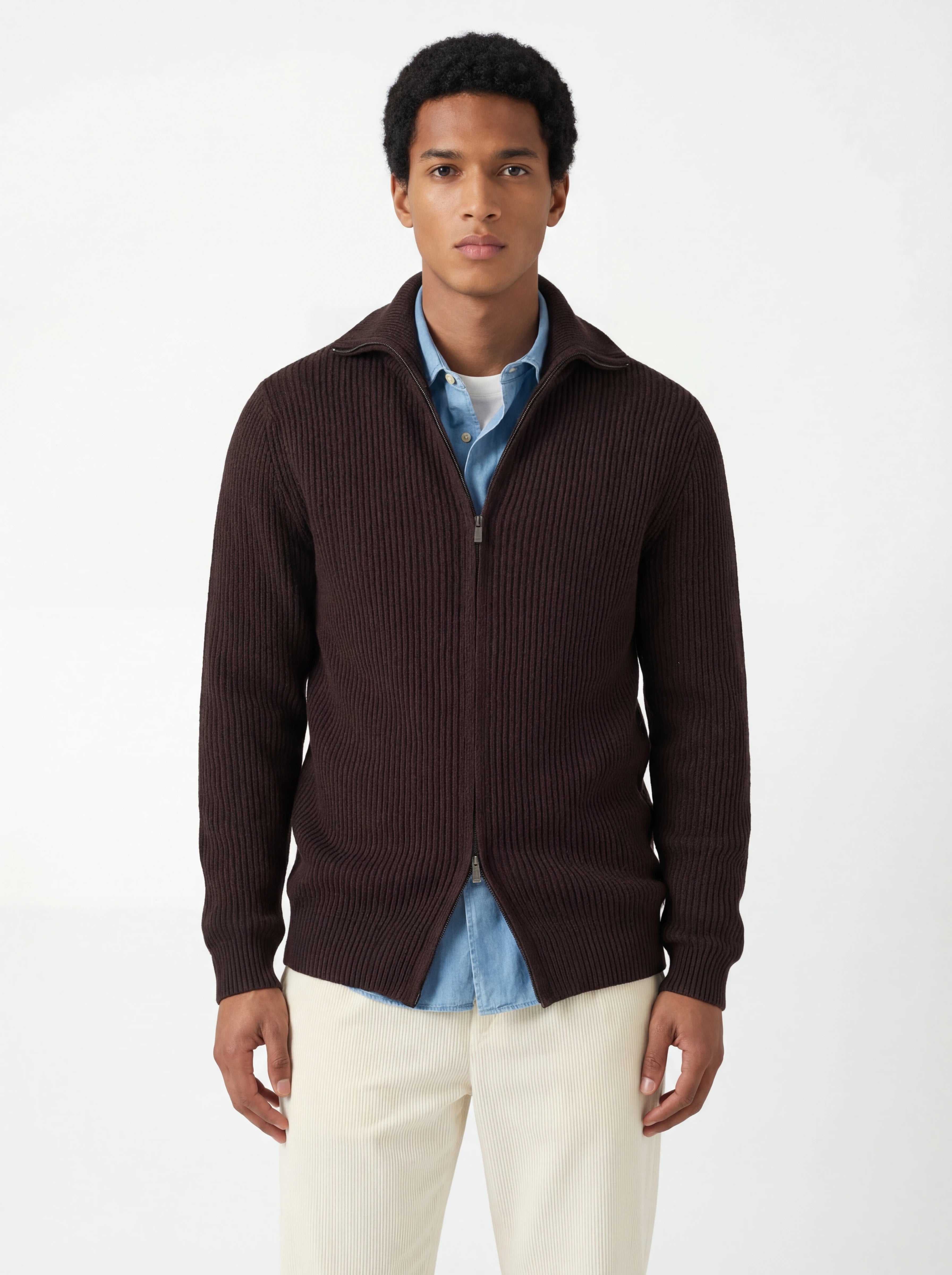 Modello visto da dietro cardigan zip marrone Saint Barth Preston