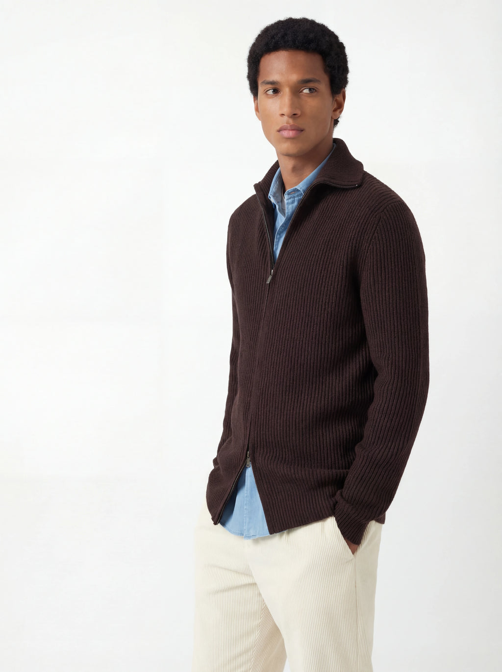 Modello indossa frontalmente cardigan zip marrone Saint Barth Preston