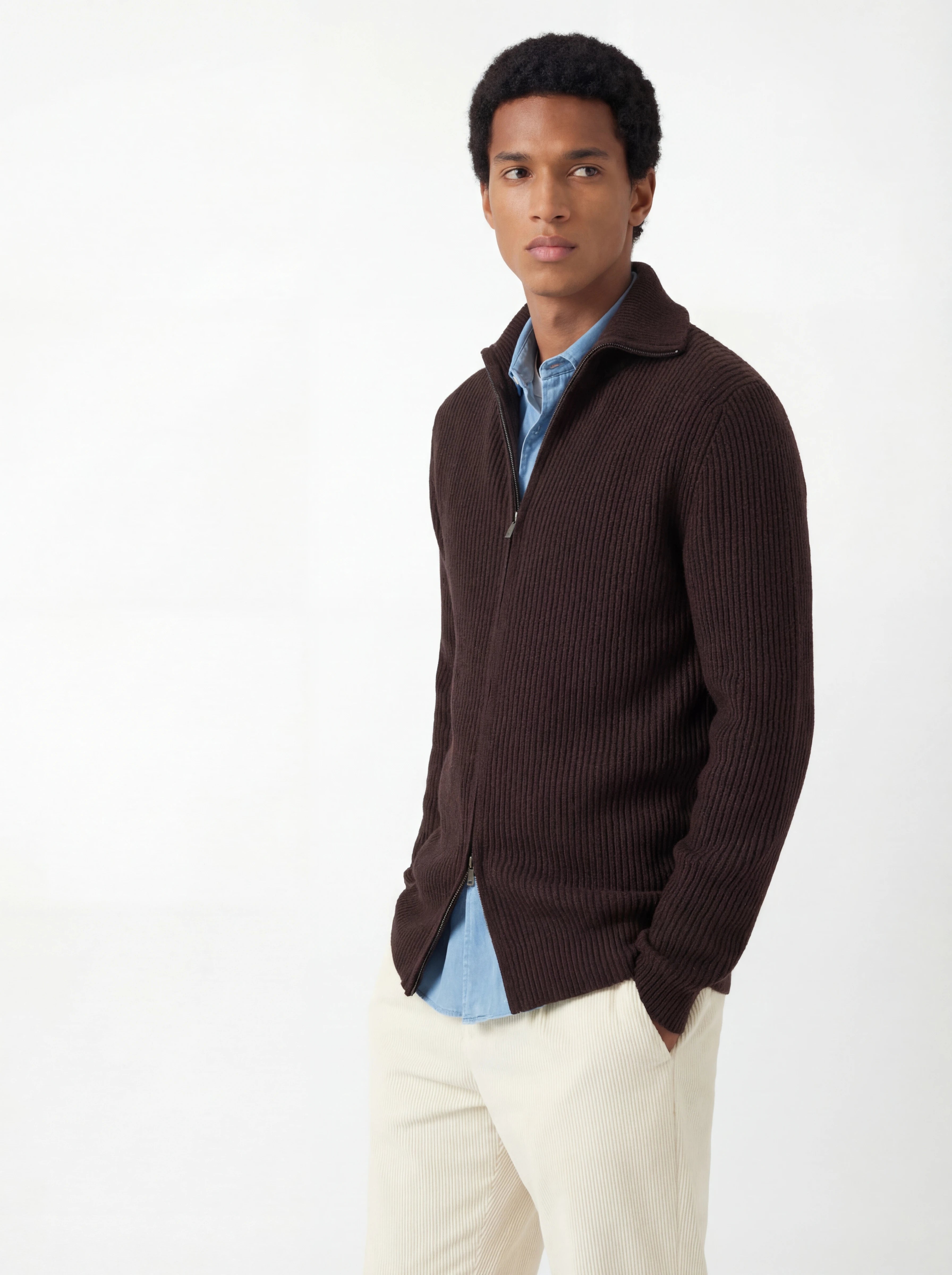 Modello indossa frontalmente cardigan zip marrone Saint Barth Preston