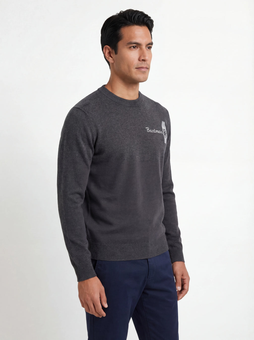 Modello indossa frontalmente maglione girocollo grigio medio Saint Barth Heron in lana