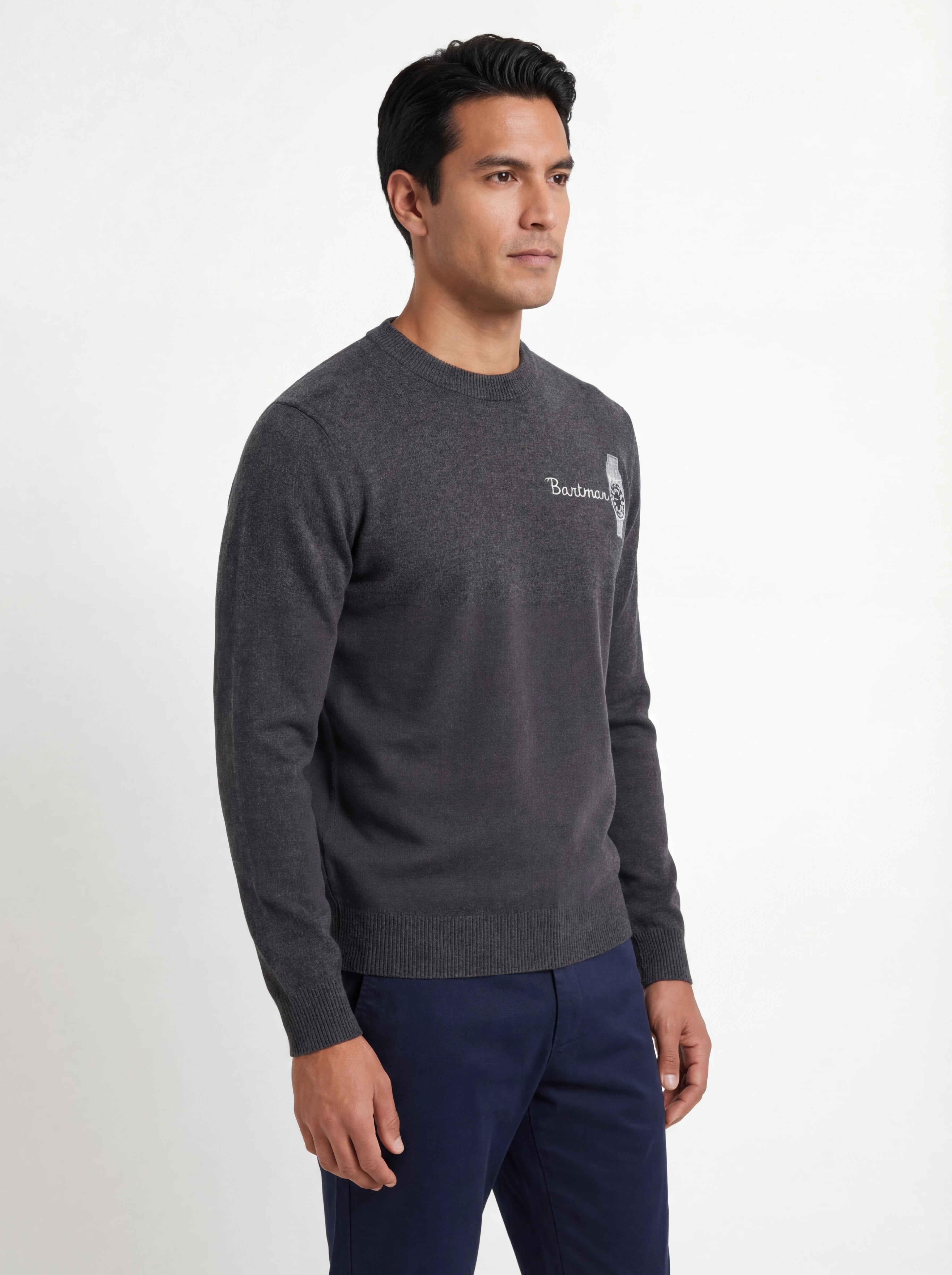 Modello indossa frontalmente maglione girocollo grigio medio Saint Barth Heron in lana