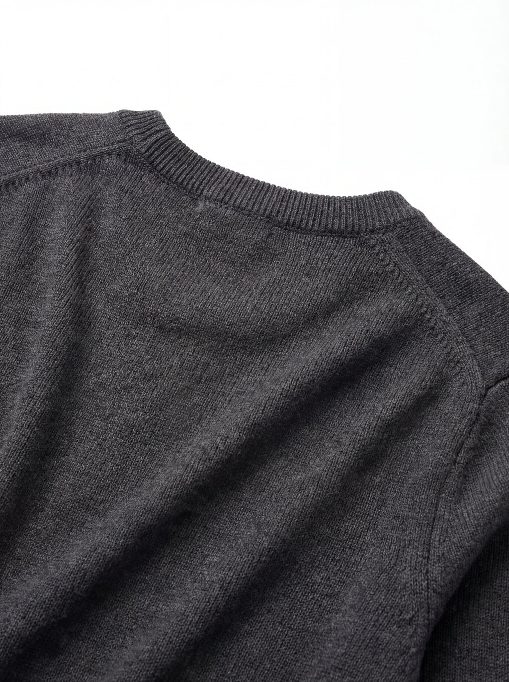 Dettaglio ravvicinato girocollo grigio medio Saint Barth Heron in lana