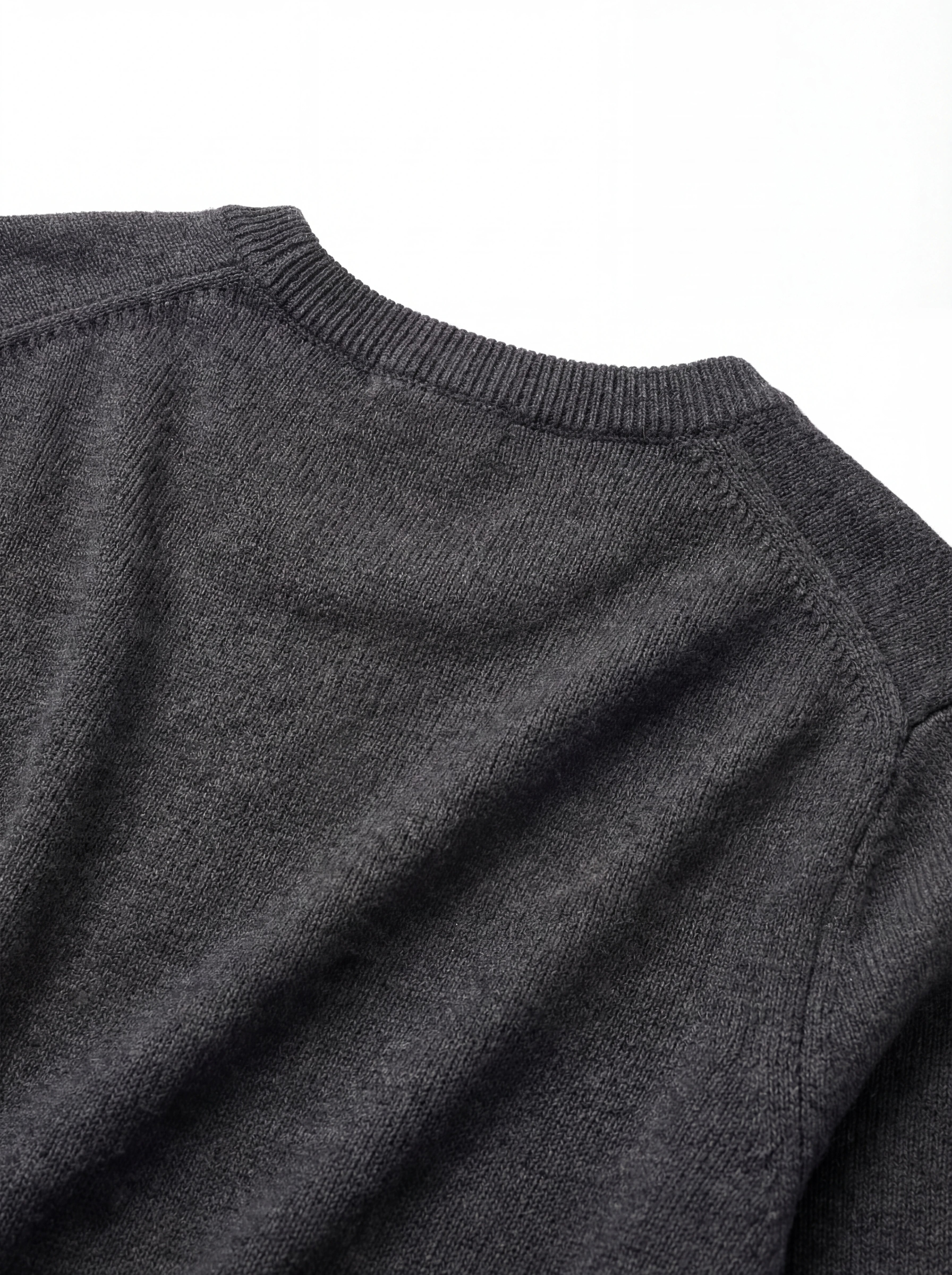 Dettaglio ravvicinato girocollo grigio medio Saint Barth Heron in lana