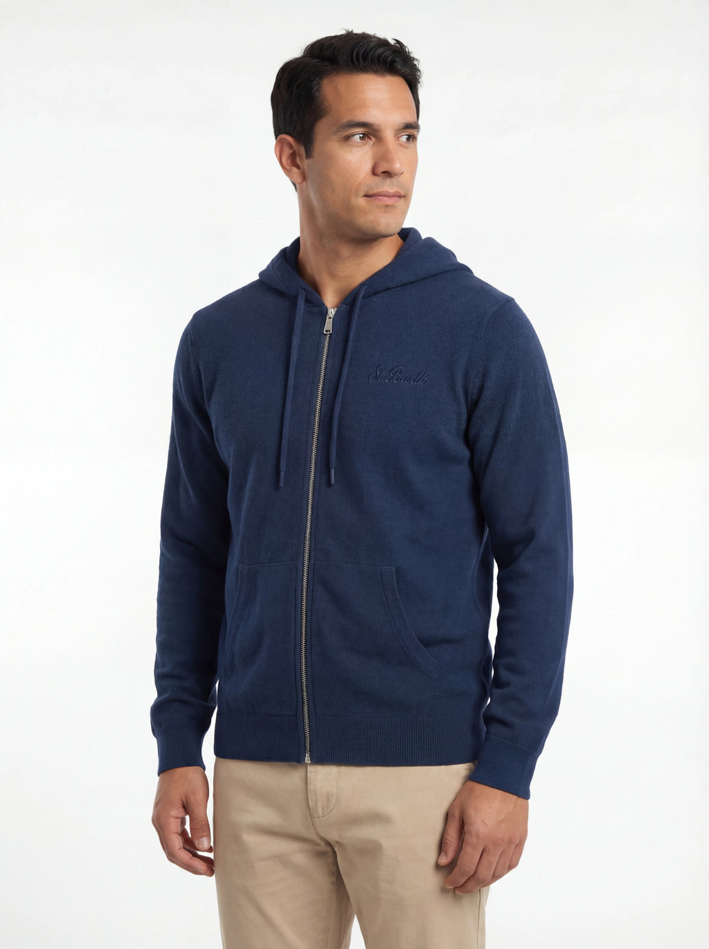 Modello indossa frontalmente maglione cappuccio zip blu Saint Barth Notting in lana di agnello
