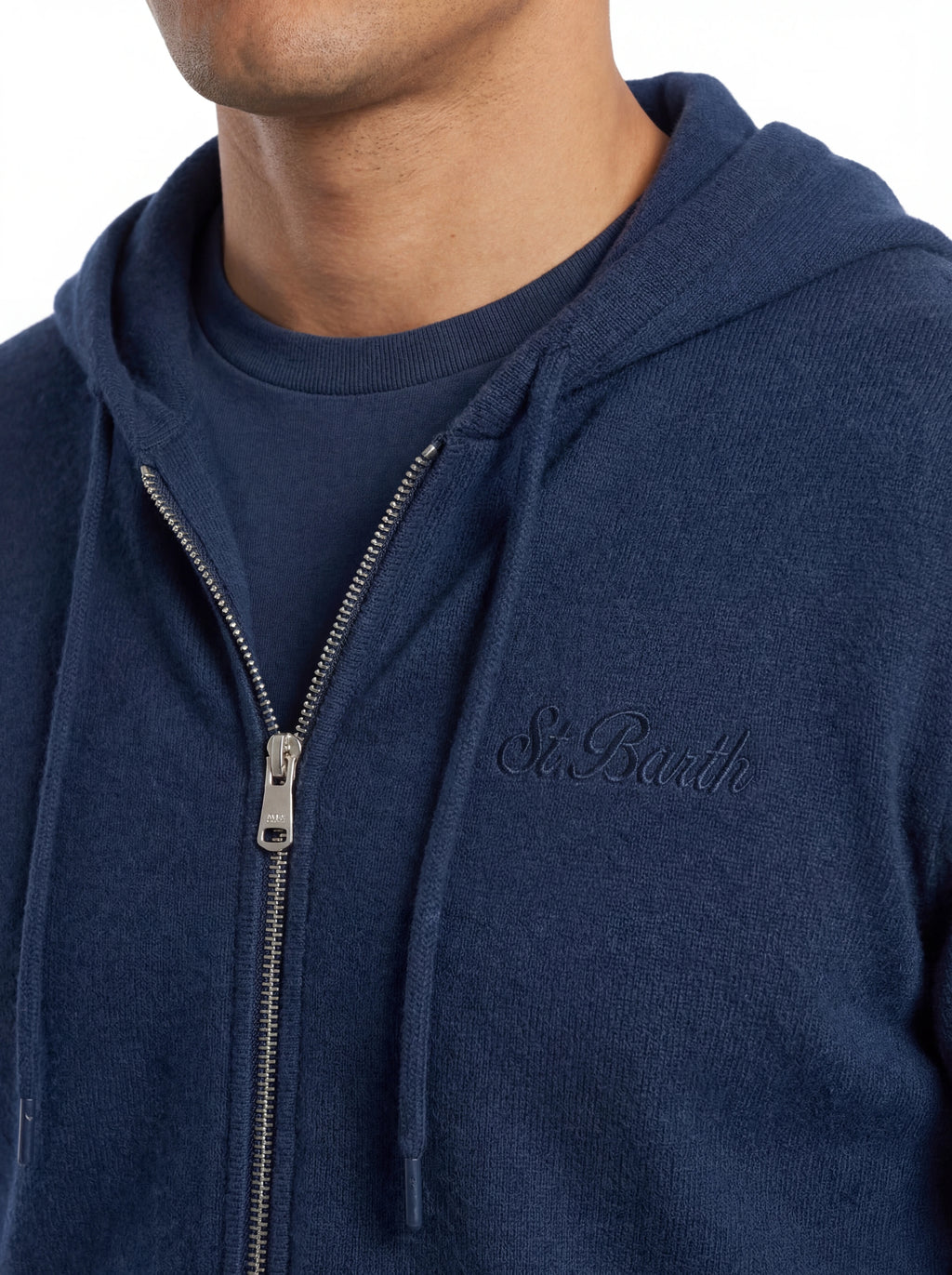 Modello indossa a 45 gradi maglione cappuccio zip blu Saint Barth Notting in lana di agnello