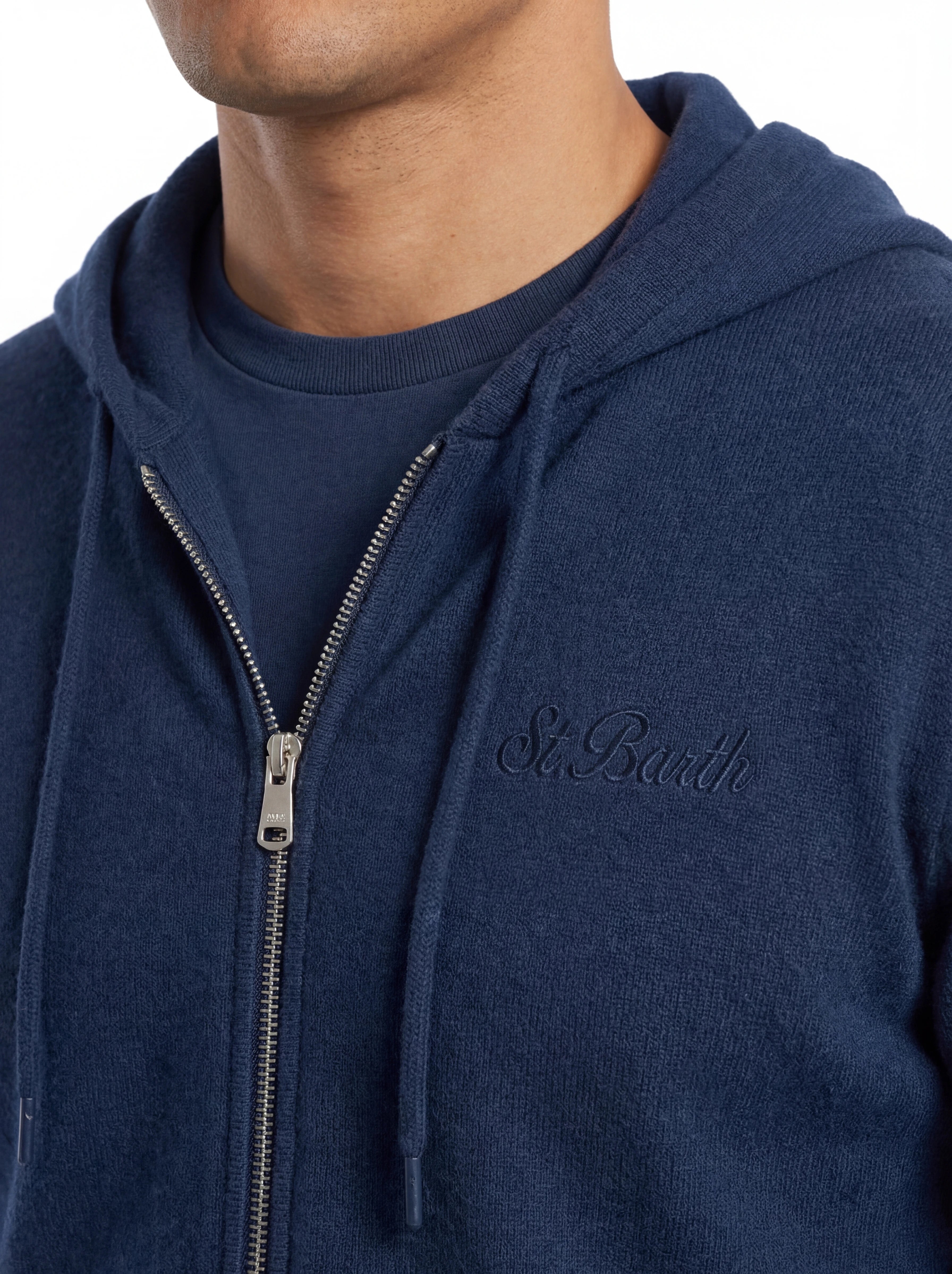 Modello indossa a 45 gradi maglione cappuccio zip blu Saint Barth Notting in lana di agnello