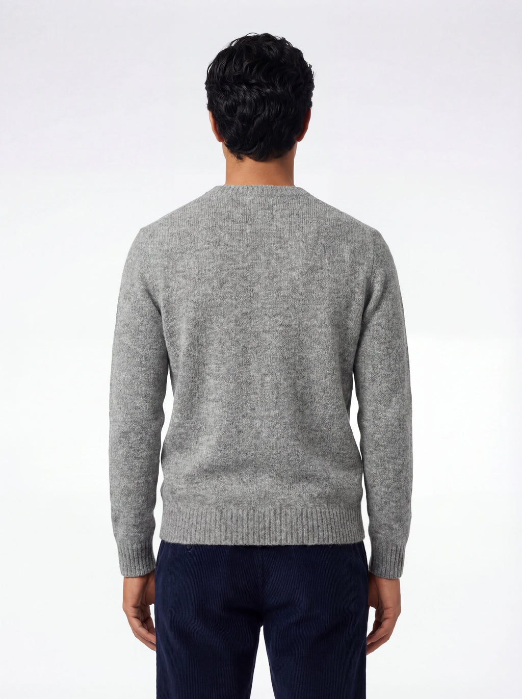 Modello indossa a 45 gradi maglia girocollo grigio chiar Saint Barth Regent in alpaca stretch