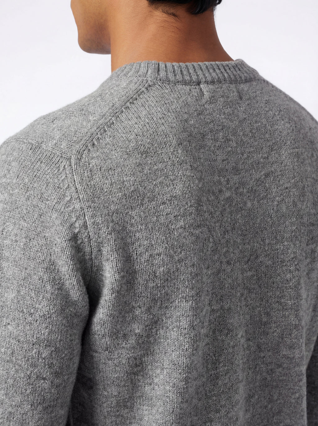 Modello visto da dietro maglia girocollo grigio chiar Saint Barth Regent in alpaca stretch